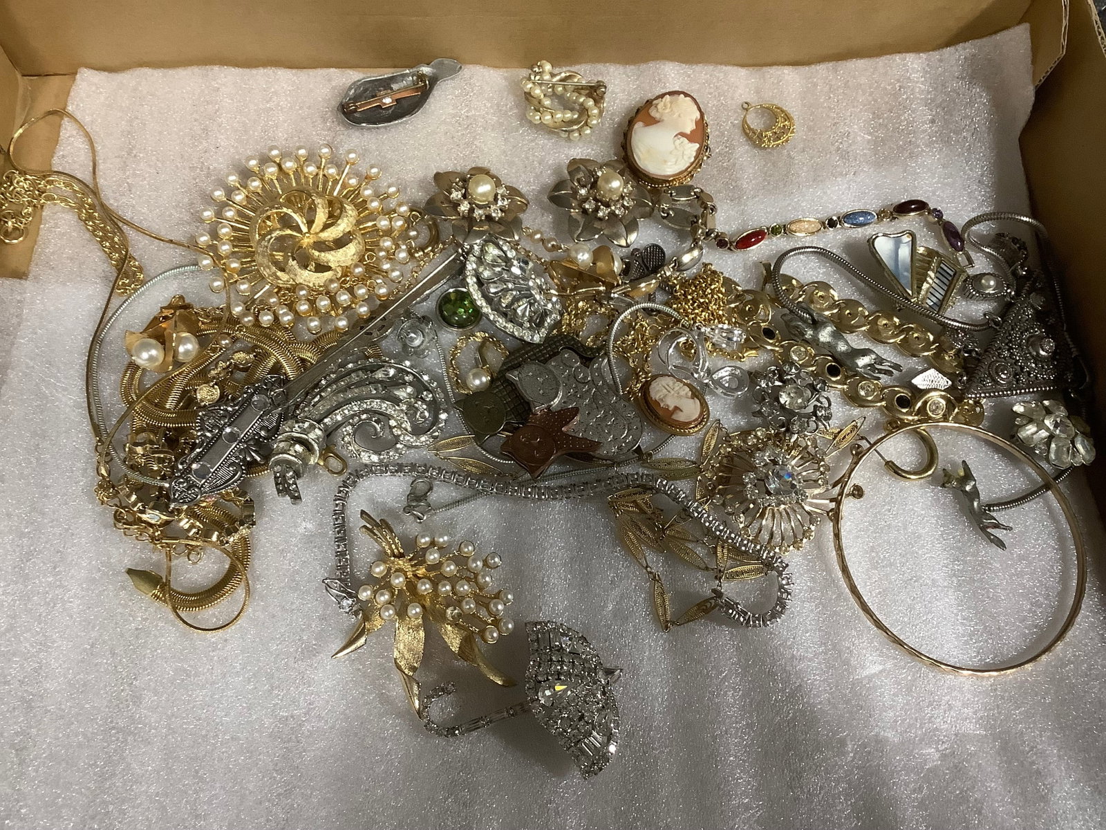Vintage Costume Jewelry: Vintage Costume Jewelry
