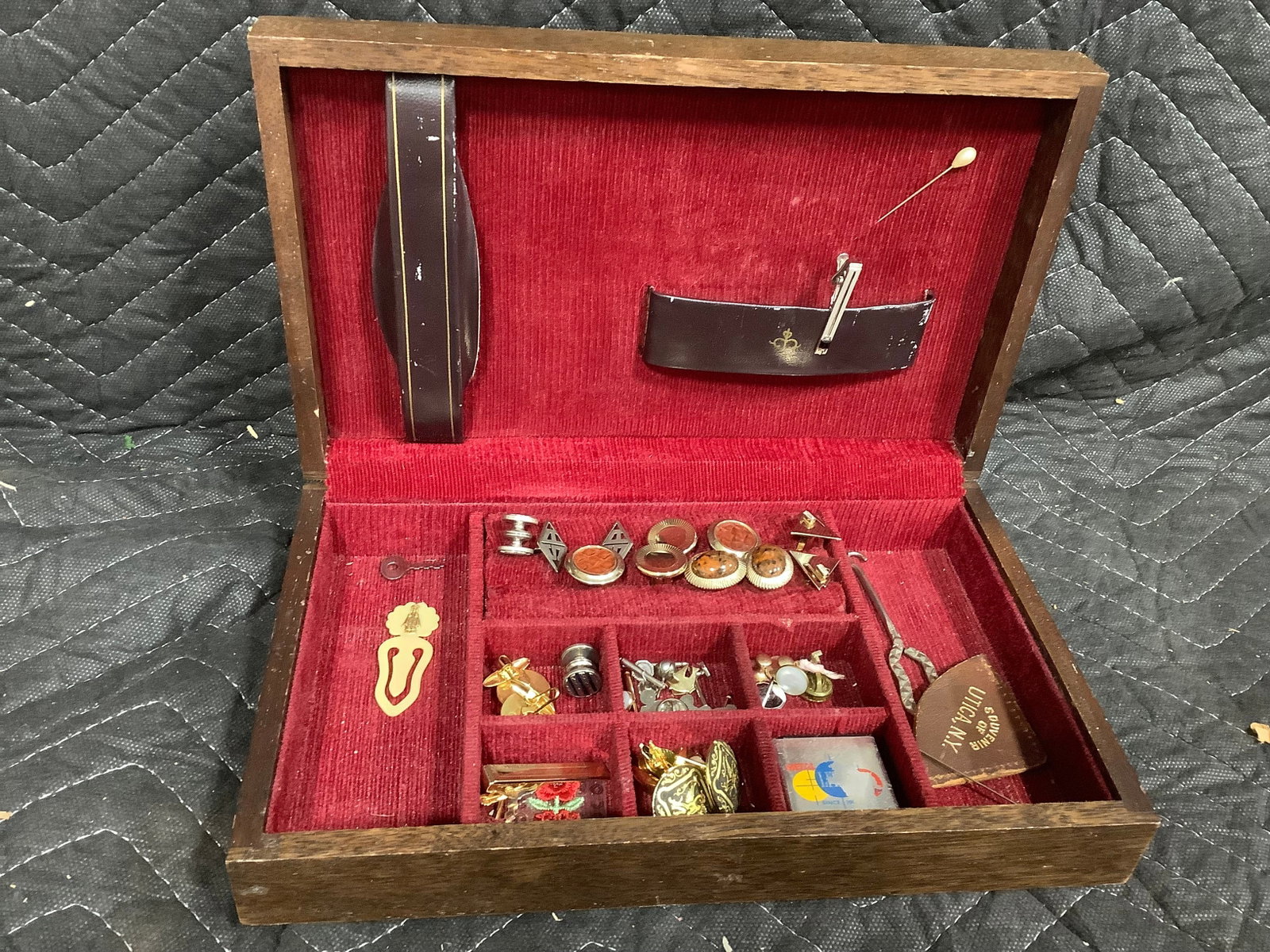 Vintage Jewelry Box with Cuff Links and more (2.5inx11inx7in): Vintage Jewelry Box with Cuff Links and more (2.5inx11inx7in)
