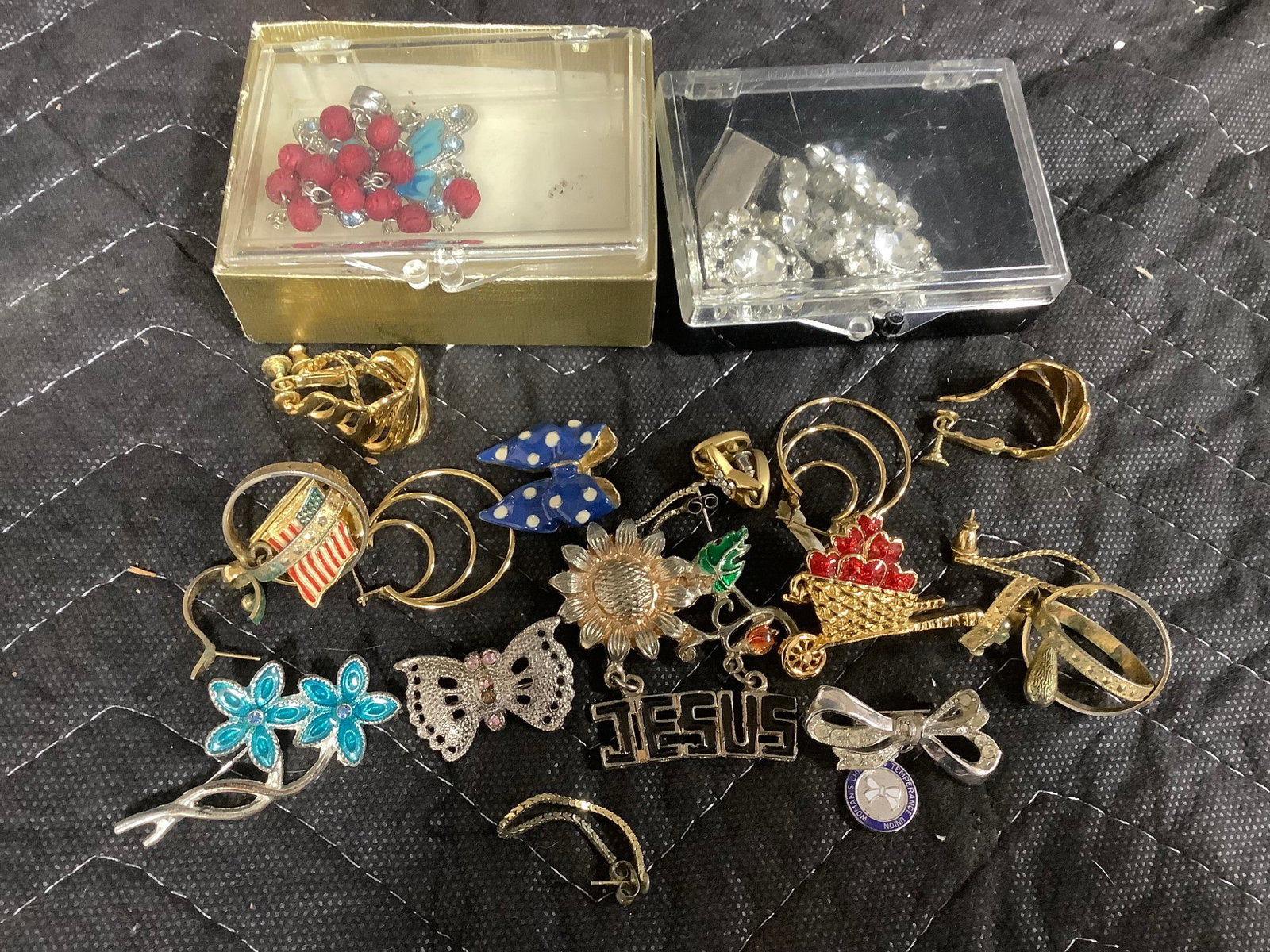 Various Costume Jewelry: Various Costume Jewelry