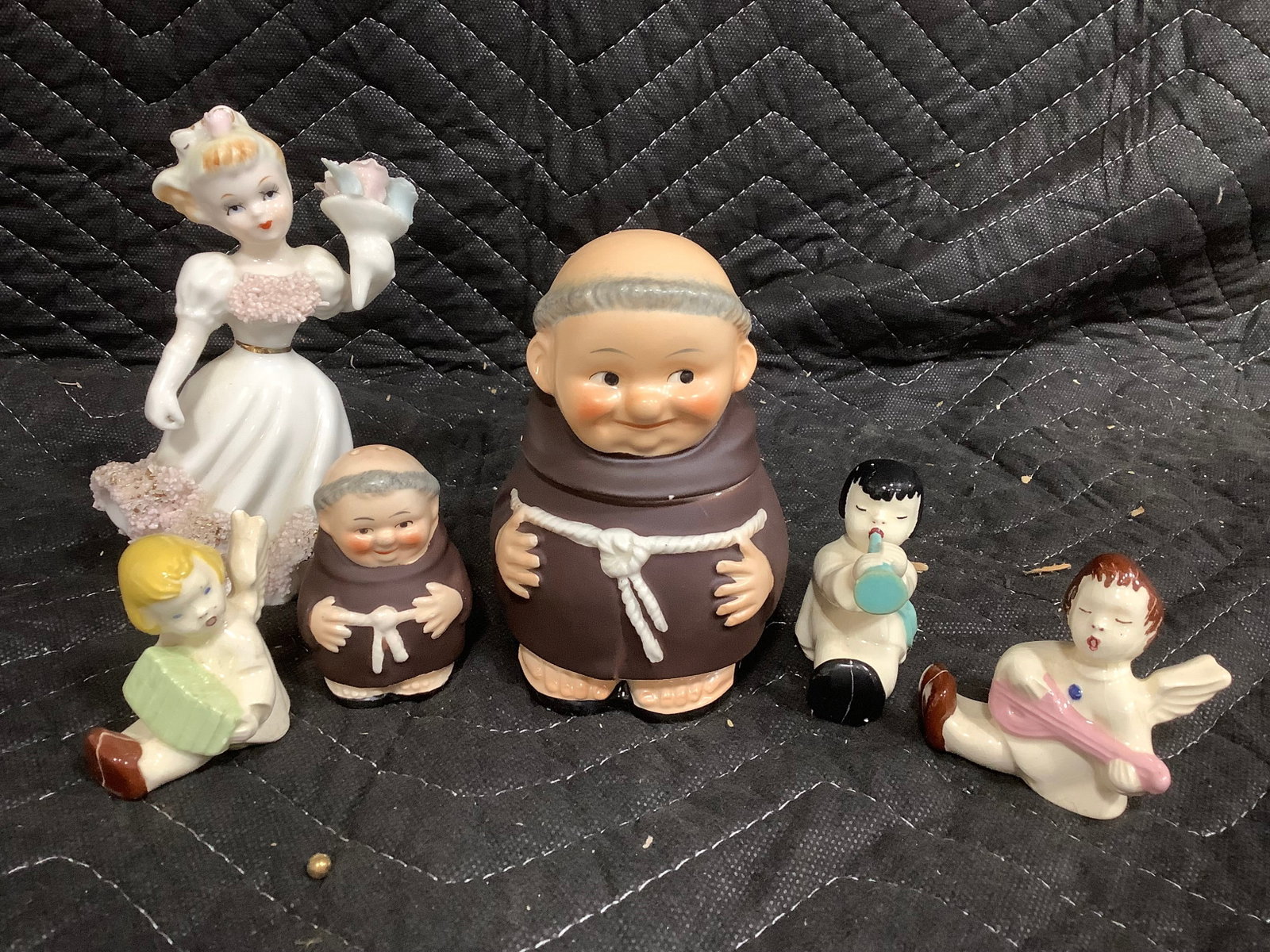 Goebel ceramic creamer and other ceramic figurines(tallest 5.5in): Goebel ceramic creamer and other ceramic figurines(tallest 5.5in)