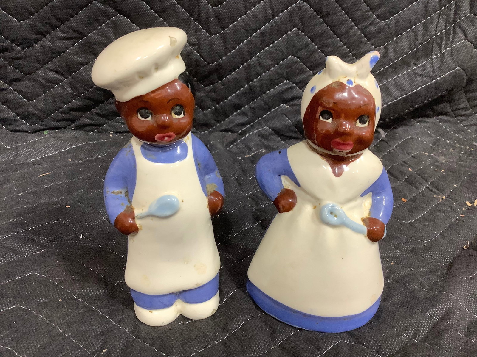 Ceramic Pepper/Salt Shakers (5.5in Tall): Ceramic Pepper/Salt Shakers (5.5in Tall)