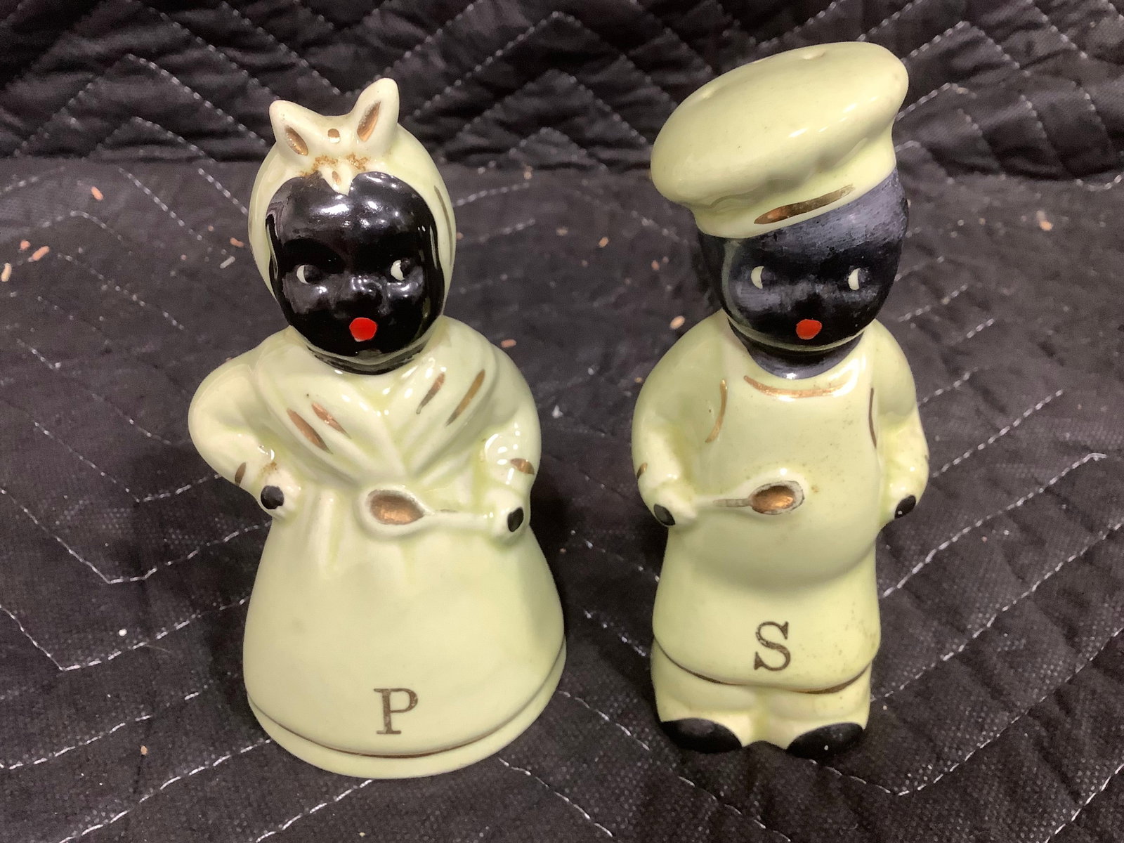 Ceramic Pepper/Salt Shakers (5.5in Tall): Ceramic Pepper/Salt Shakers (5.5in Tall)