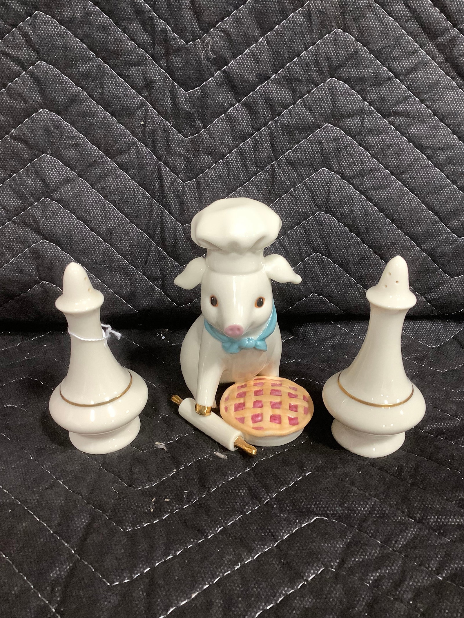 Lenox Bakery Treats pig figurine and salt/pepper shakers(5in tallest): Lenox Bakery Treats pig figurine and salt/pepper shakers(5in tallest)