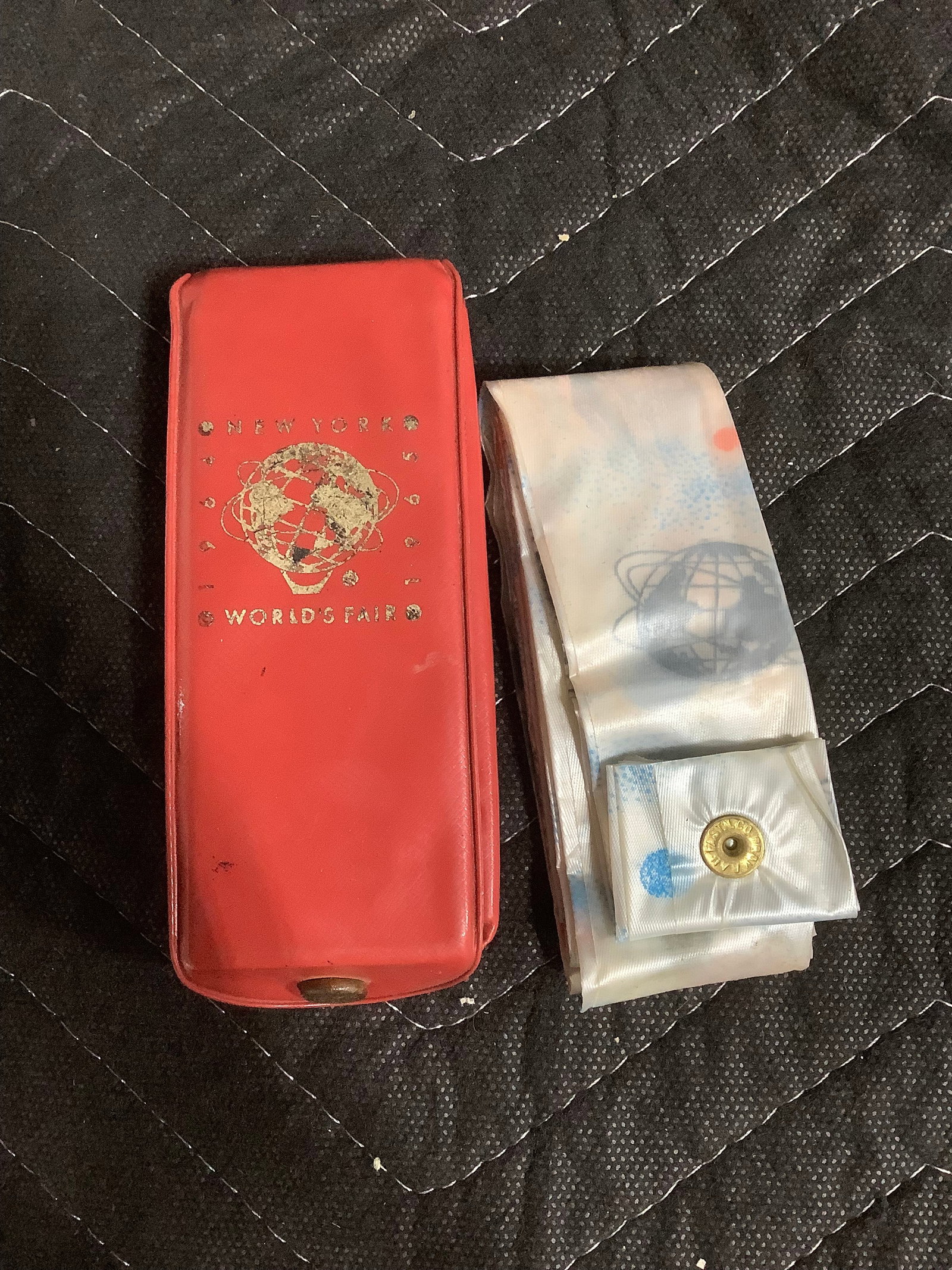 1964 NY Worlds Fair rain bonnet with case and mirror: 1964 NY Worlds Fair rain bonnet with case and mirror