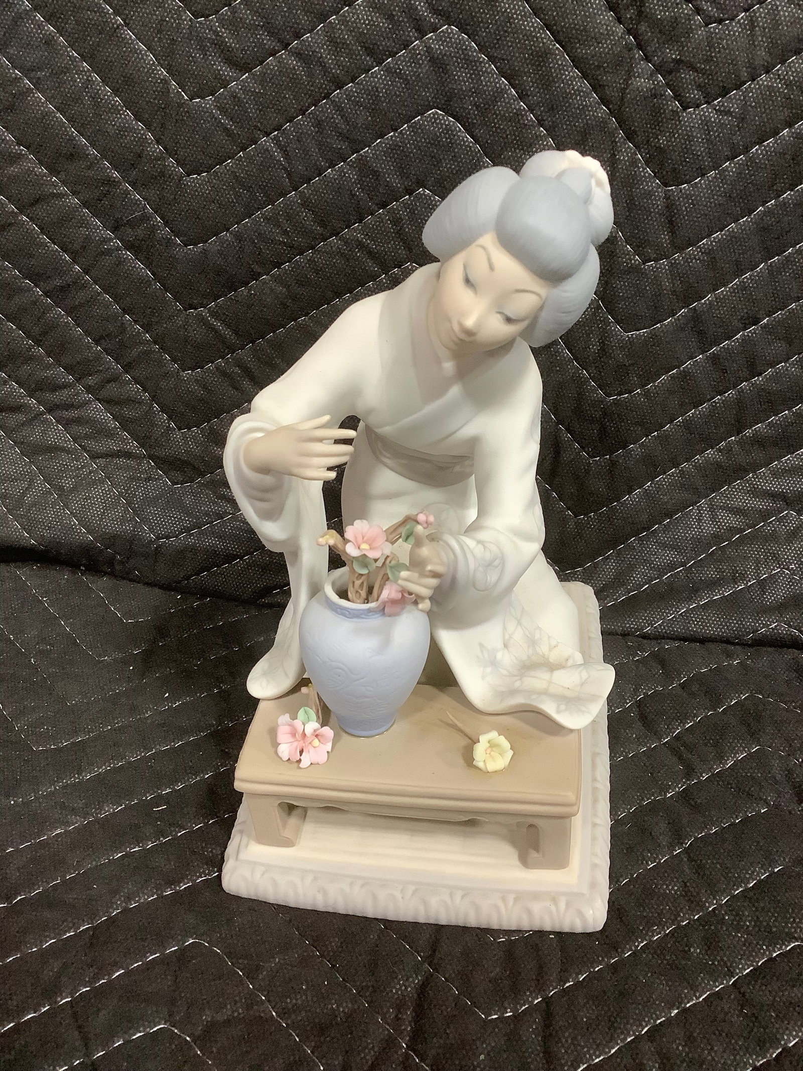 Lladro japanese girl decorating matte porcelain figure(flower chipped off-7.5in tall) (1 of 1)