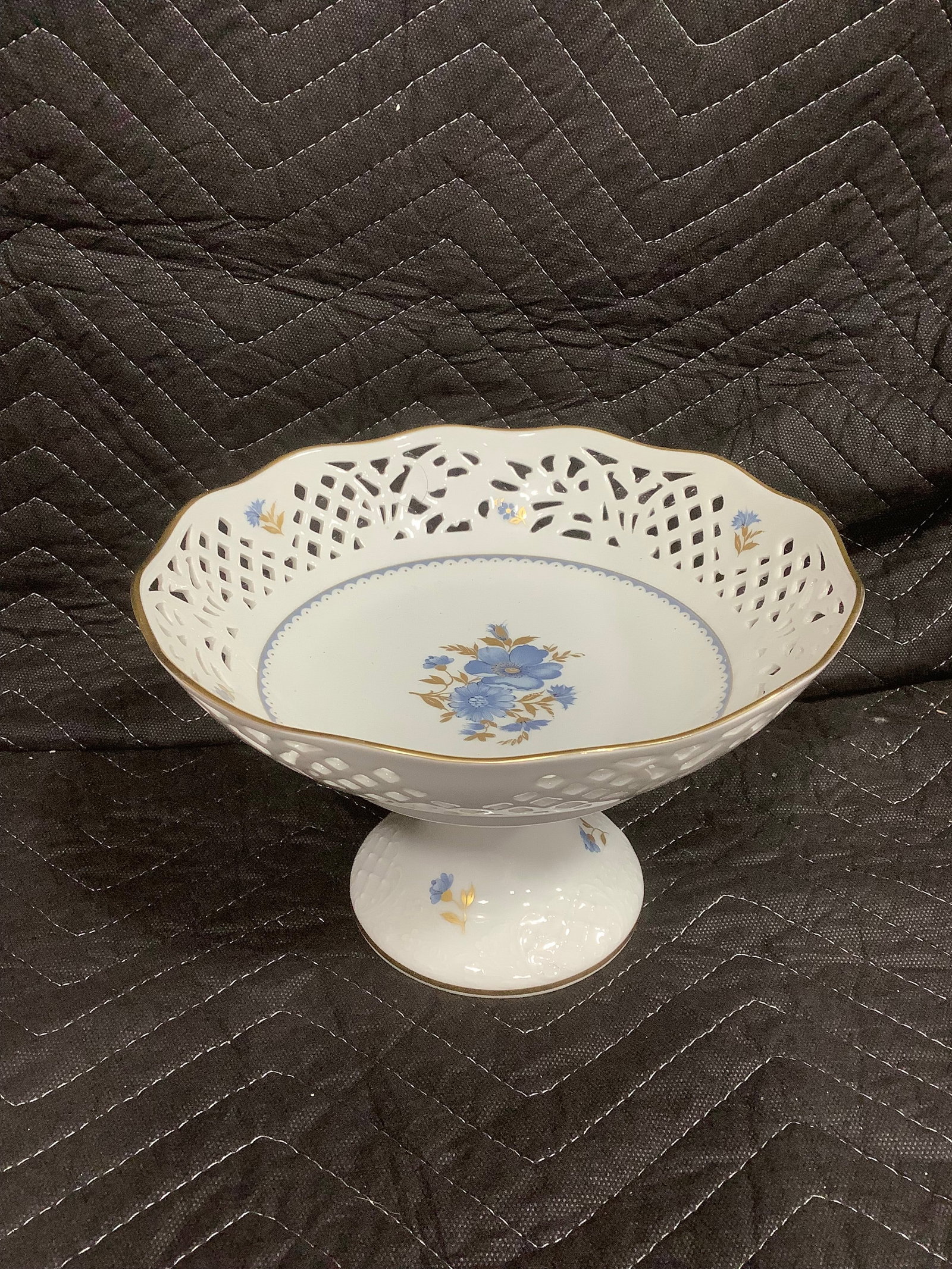 Oscar de La Renta footed compote(6in tall): Oscar de La Renta footed compote(6in tall)