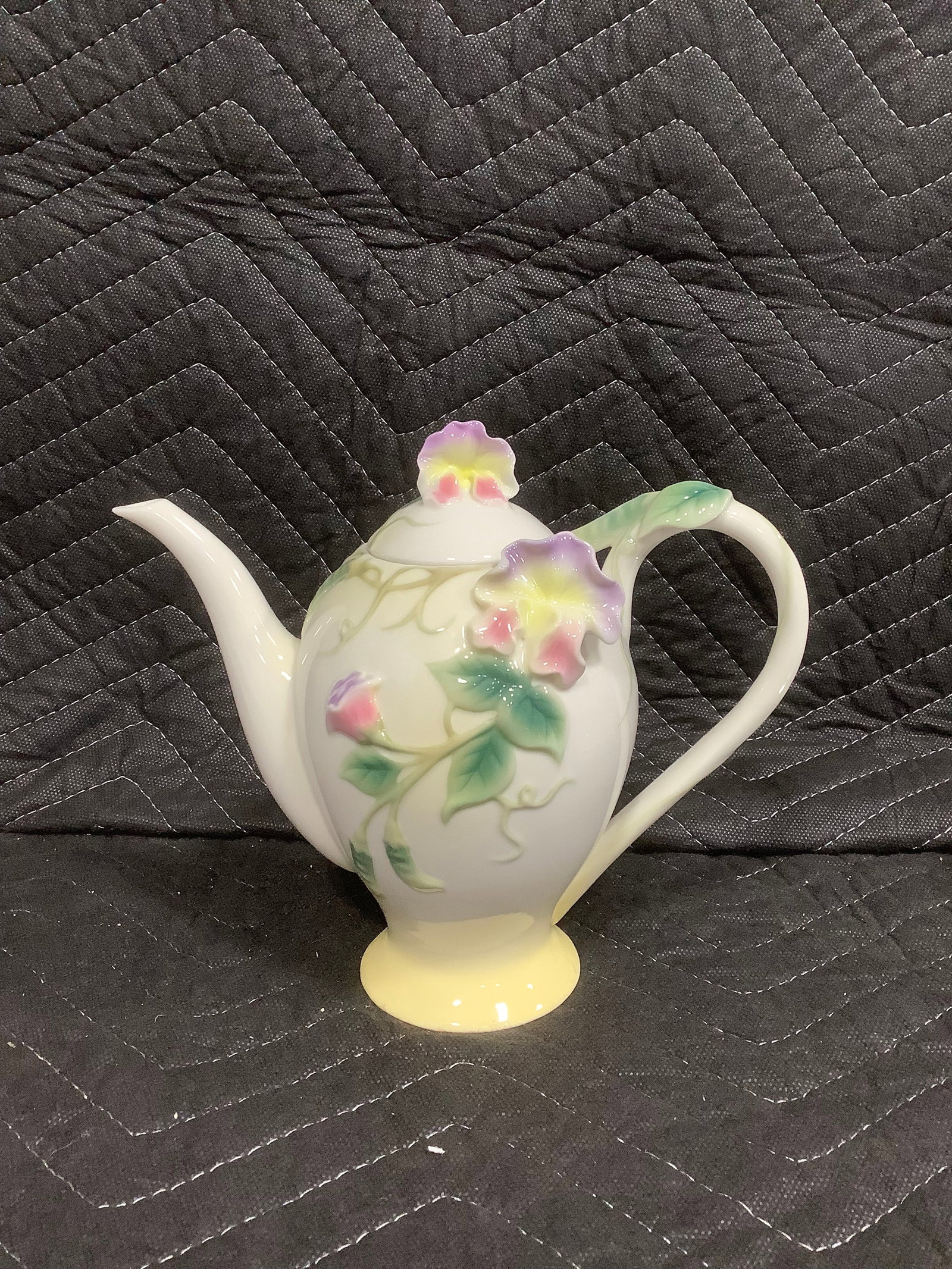 Franz ceramic teapot(7.25in tall): Franz ceramic teapot(7.25in tall)