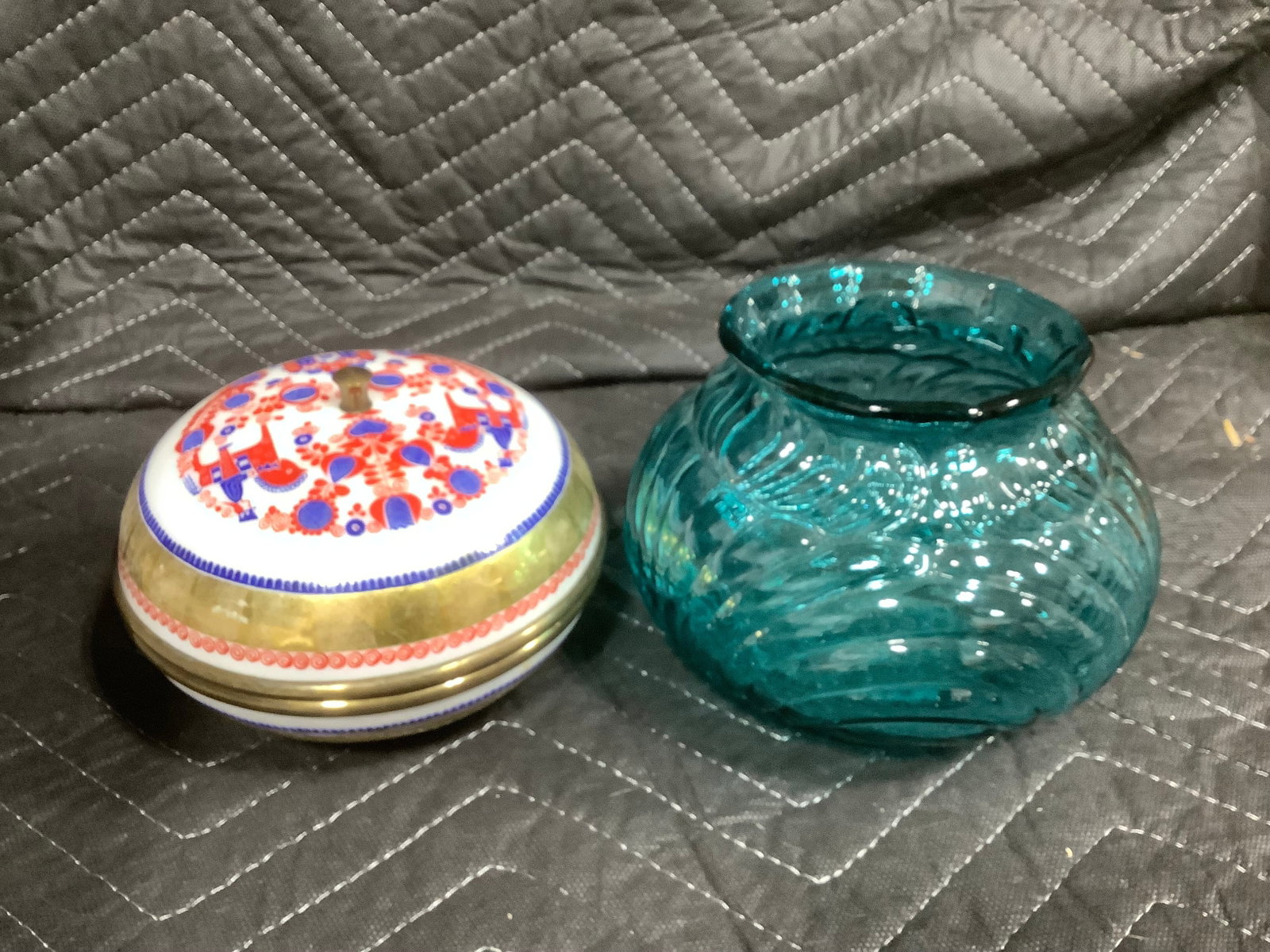 Vintage round trinket box and art glass bowl(4.5in tallest): Vintage round trinket box and art glass bowl(4.5in tallest)