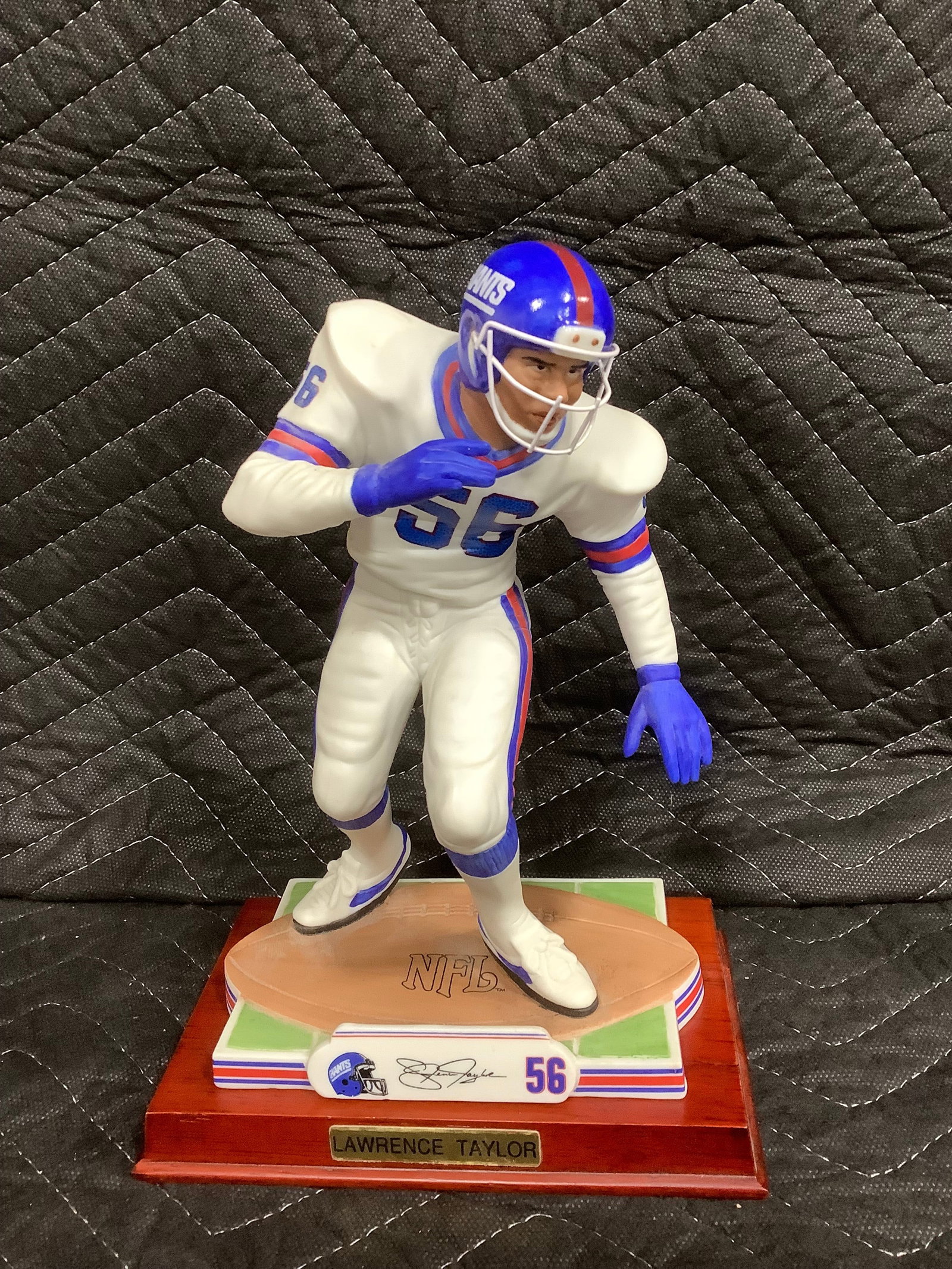 Lawrence Taylor collectible statue with display stand(9.5in tall): Lawrence Taylor collectible statue with display stand(9.5in tall)
