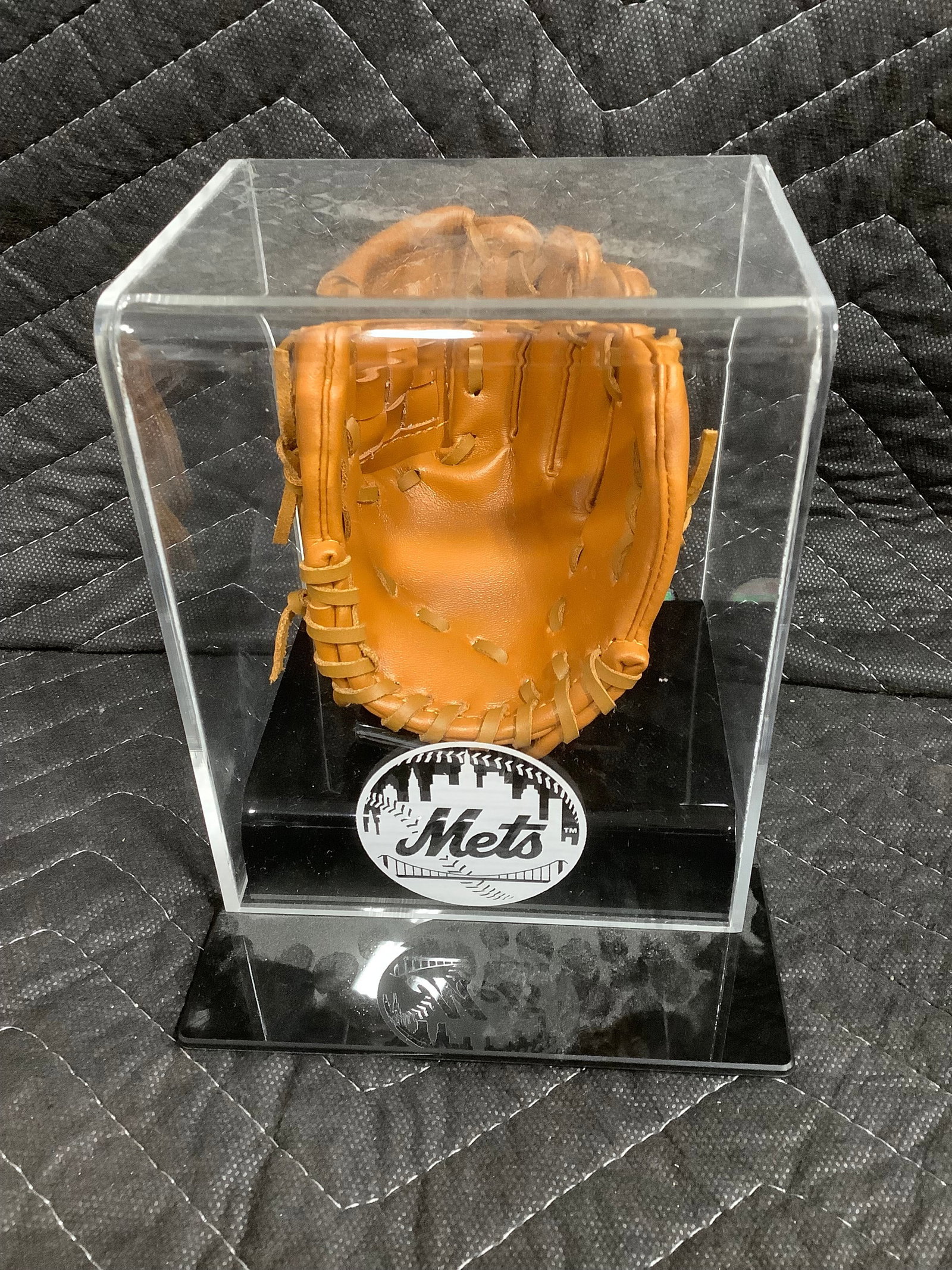 NY Mets collectible mitt in display case(6in tall) (1 of 1)