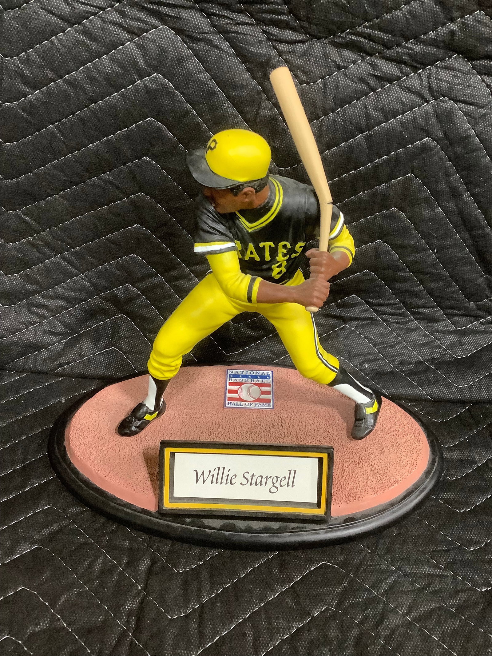 Willie Stargell collectible statue(bat cracked, needs repair-10in tall): Willie Stargell collectible statue(bat cracked, needs repair-10in tall)