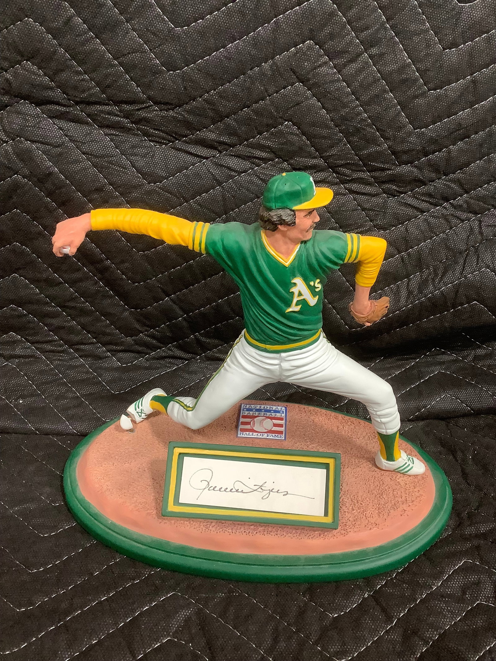 Rollie Fingers collectible statue(chipped on foot-7in tall) (1 of 1)