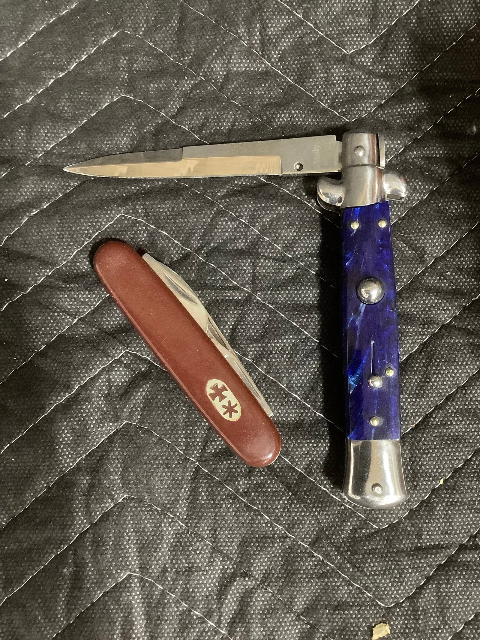 Switchblade and pocket knife (1 of 1)