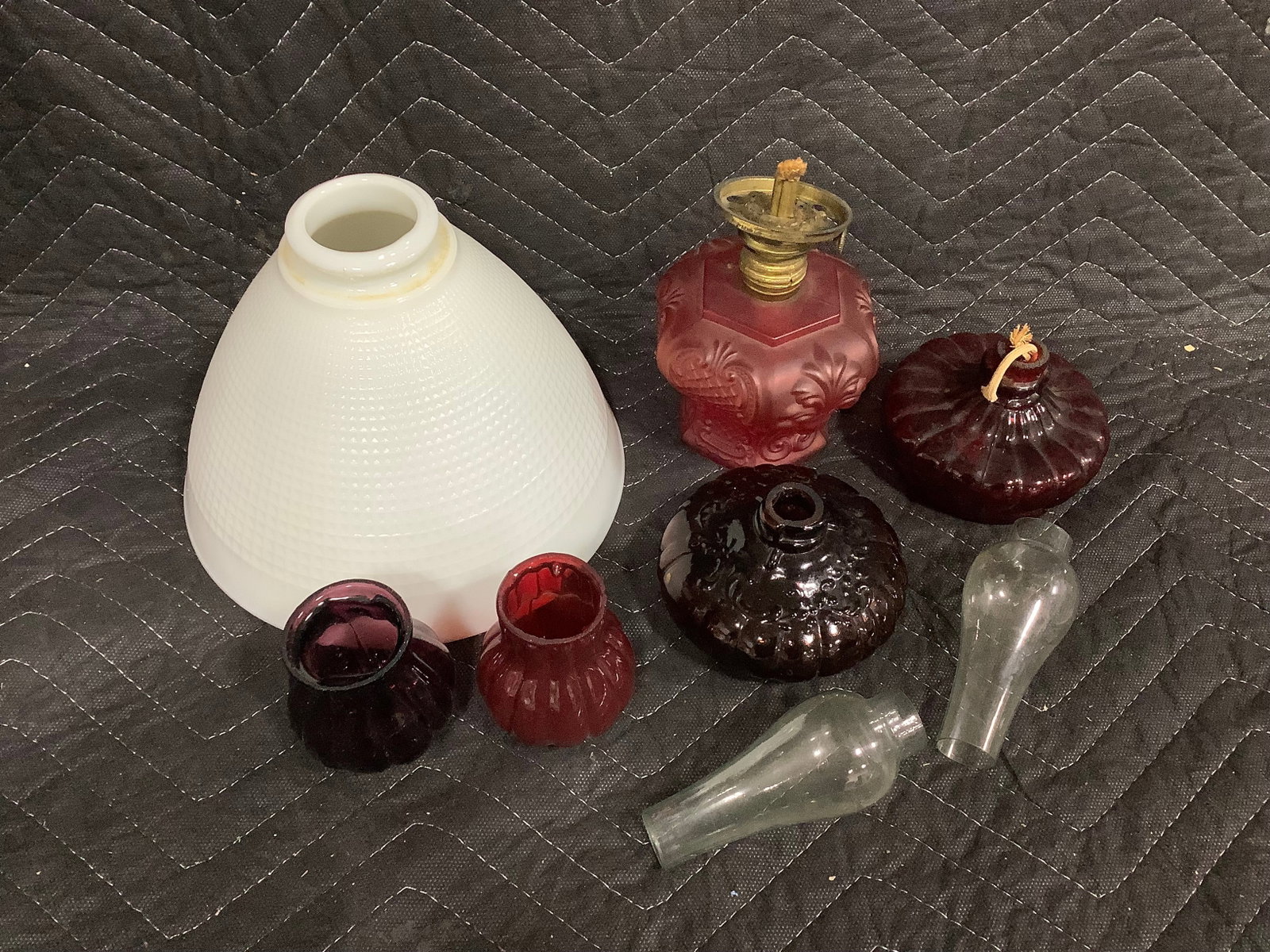 Vintage oil lamps and more(tallest 6in): Vintage oil lamps and more(tallest 6in)
