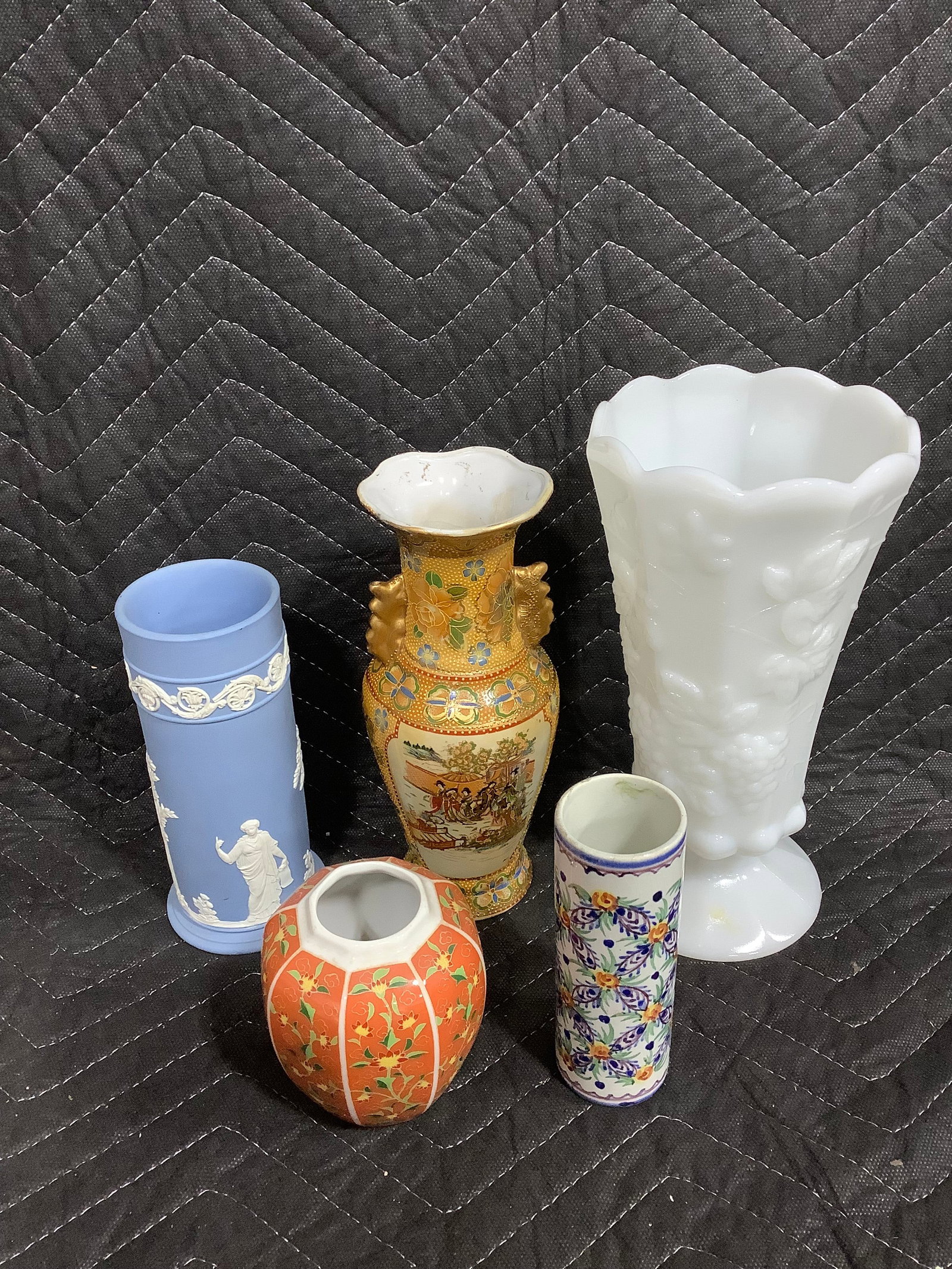 Decorative vases(Wedgwood, Westmoreland,etc.-tallest 9in): Decorative vases(Wedgwood, Westmoreland,etc.-tallest 9in)
