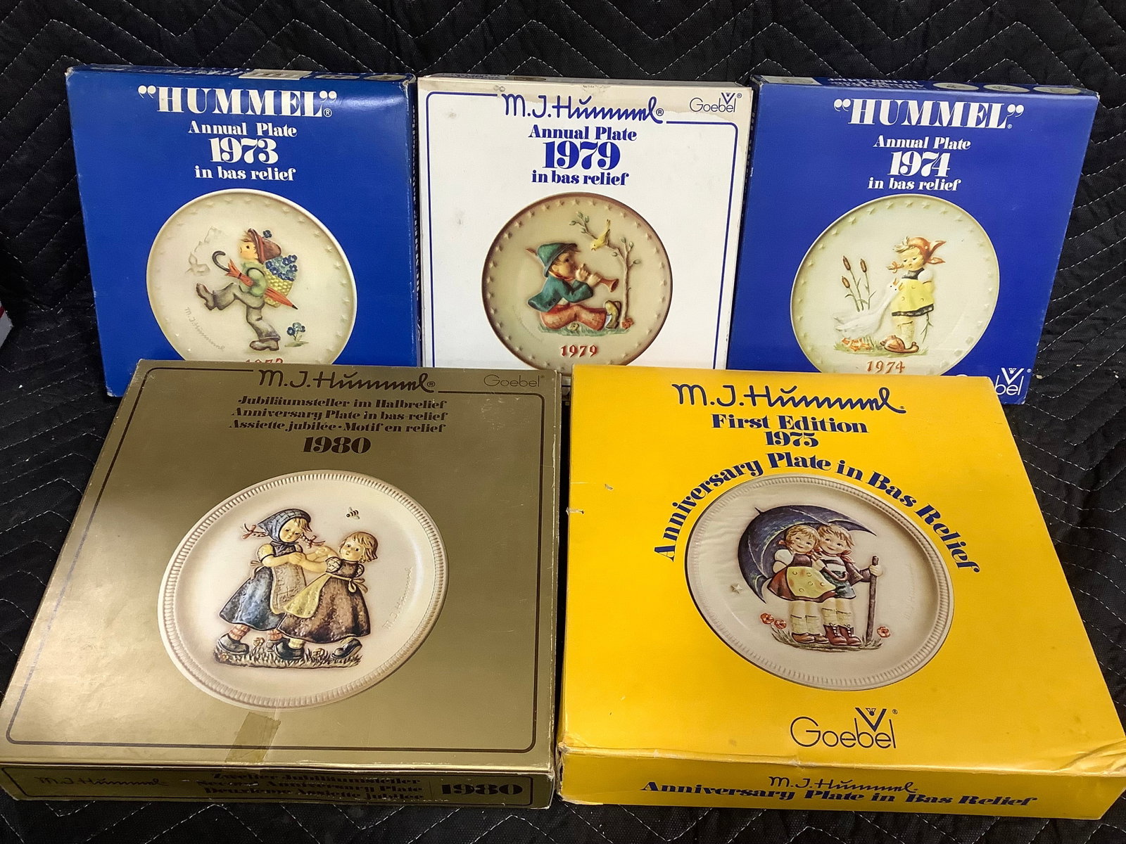 M.J. Hummel collector plates in box (1 of 1)