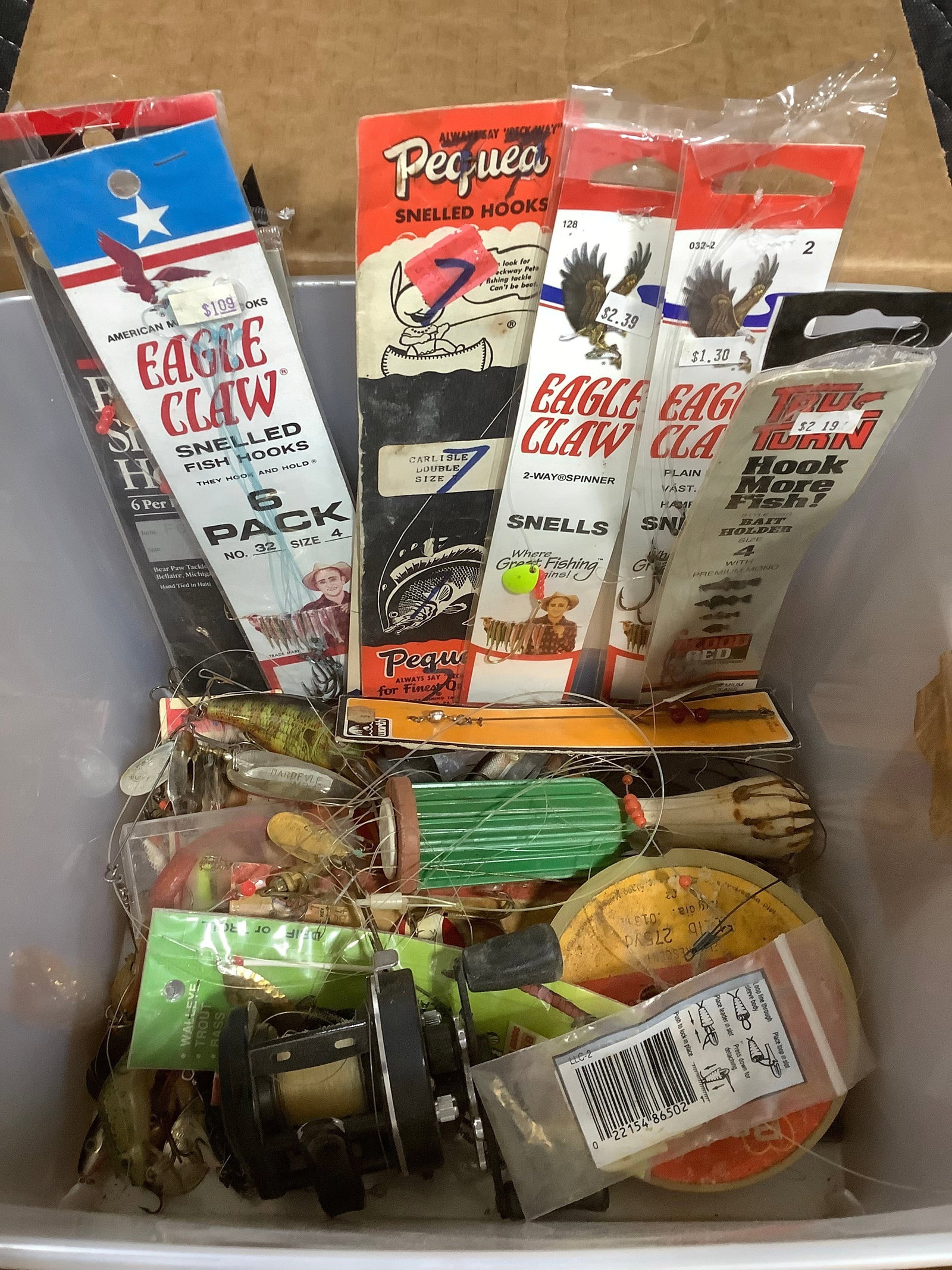 Various fishing supplies: Various fishing supplies