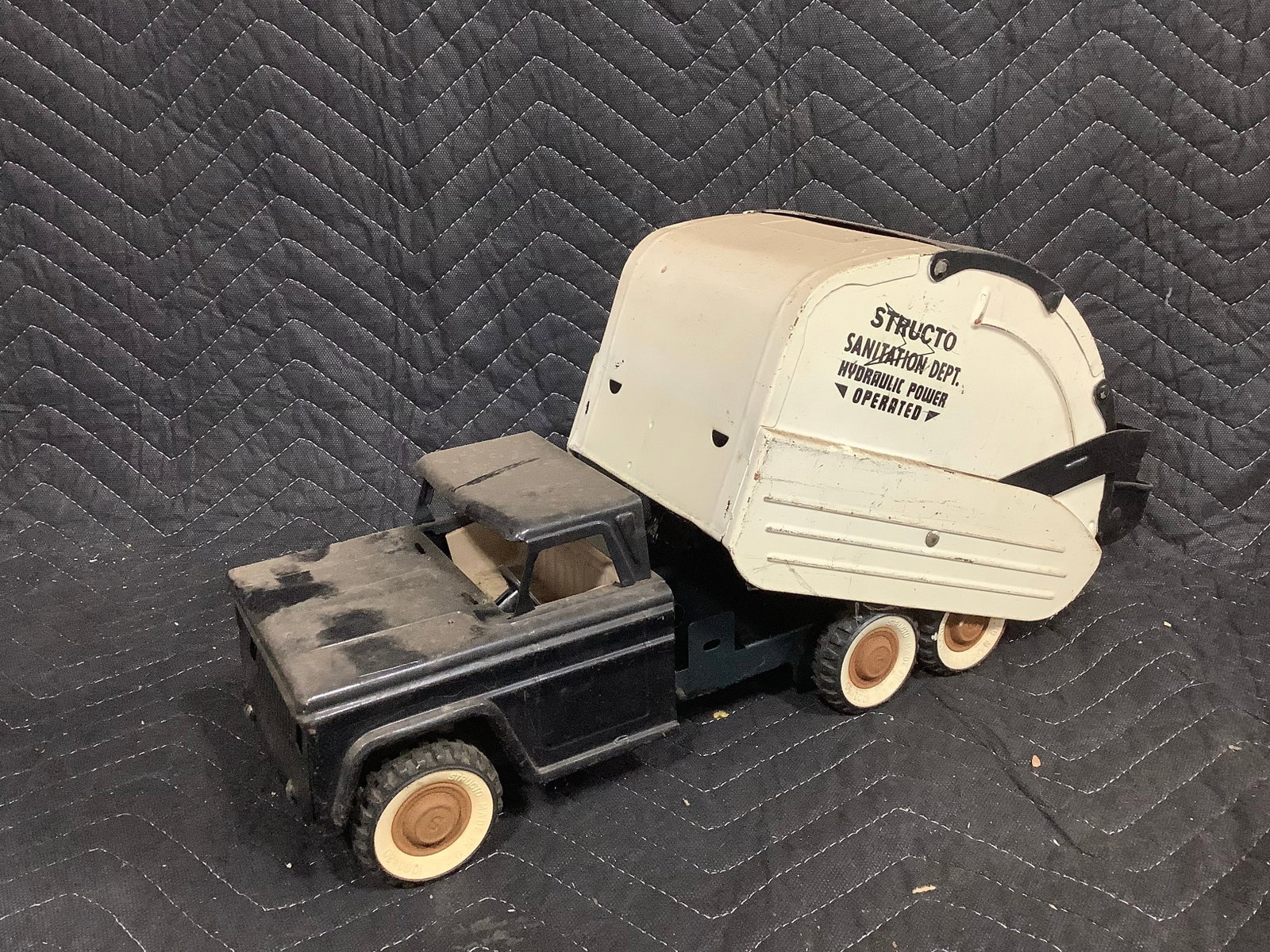 Vintage Structo sanitation dept. truck: Vintage Structo sanitation dept. truck
