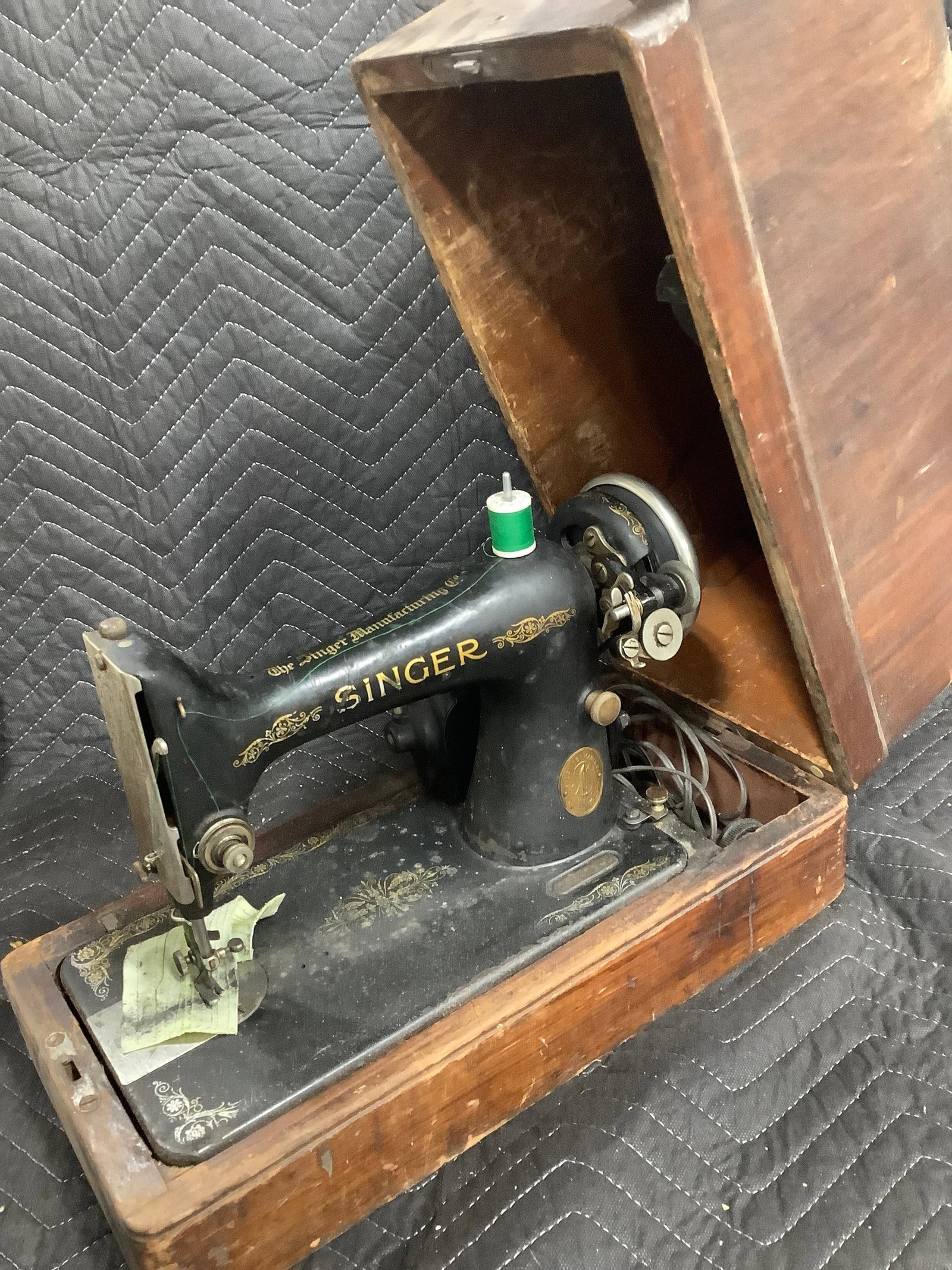 Vintage Singer sewing machine (1 of 1)