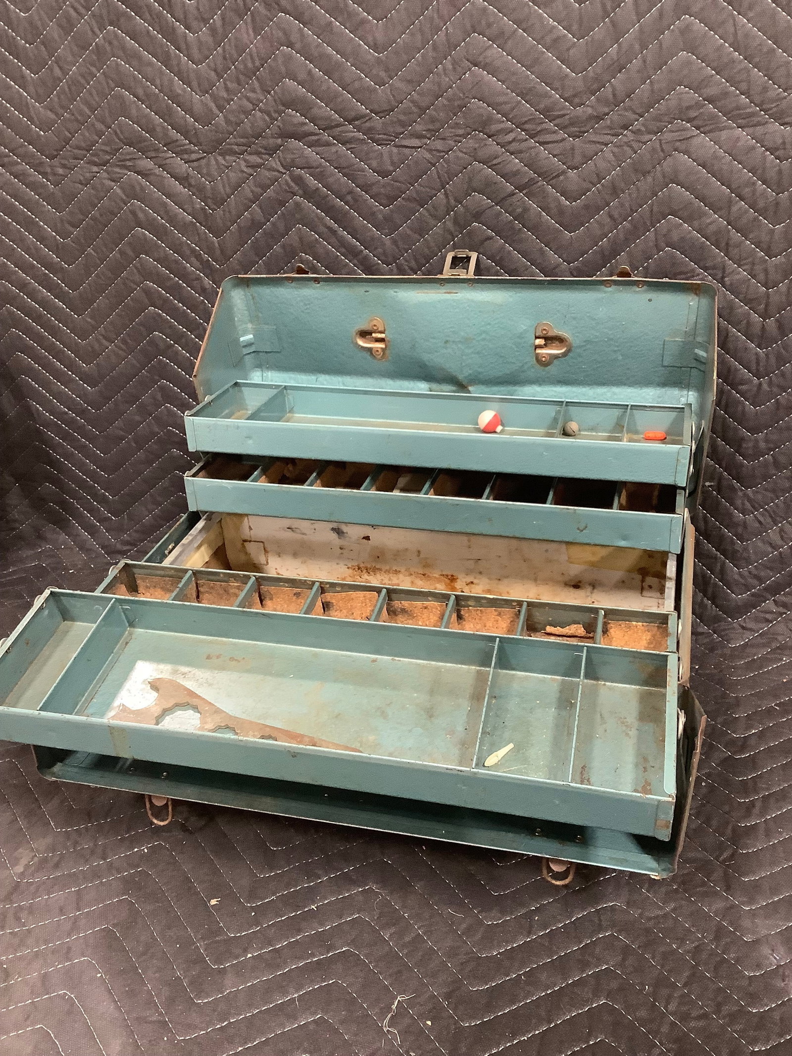 Vintage tackle box (1 of 1)