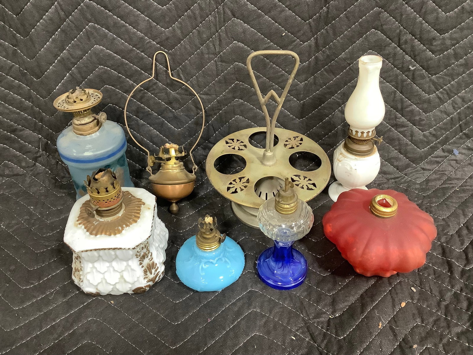 Vintage oil lamps and more(tallest 9in): Vintage oil lamps and more(tallest 9in)