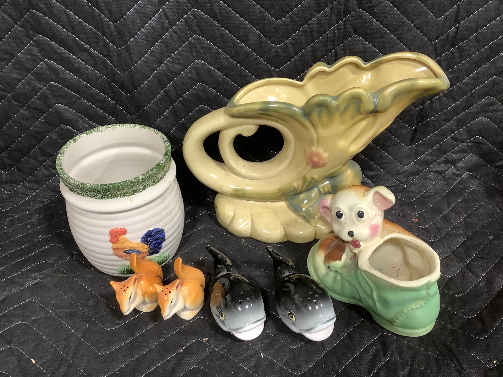 Ceramic salt/pepper shakers, Hull pottery planter, and more(tallest 7.5in): Ceramic salt/pepper shakers, Hull pottery planter, and more(tallest 7.5in)