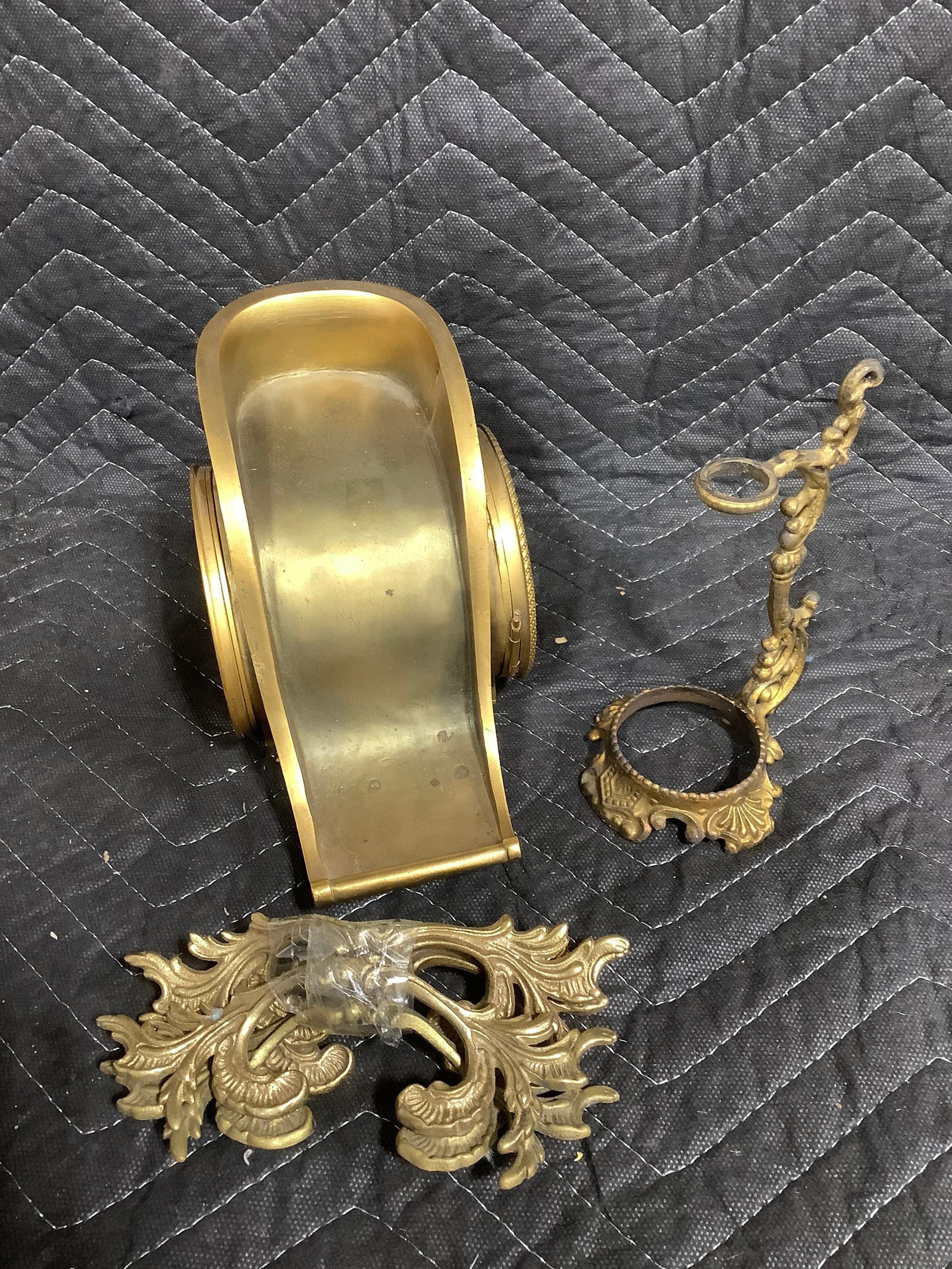 Vintage brass items(5.5in tallest): Vintage brass items(5.5in tallest)