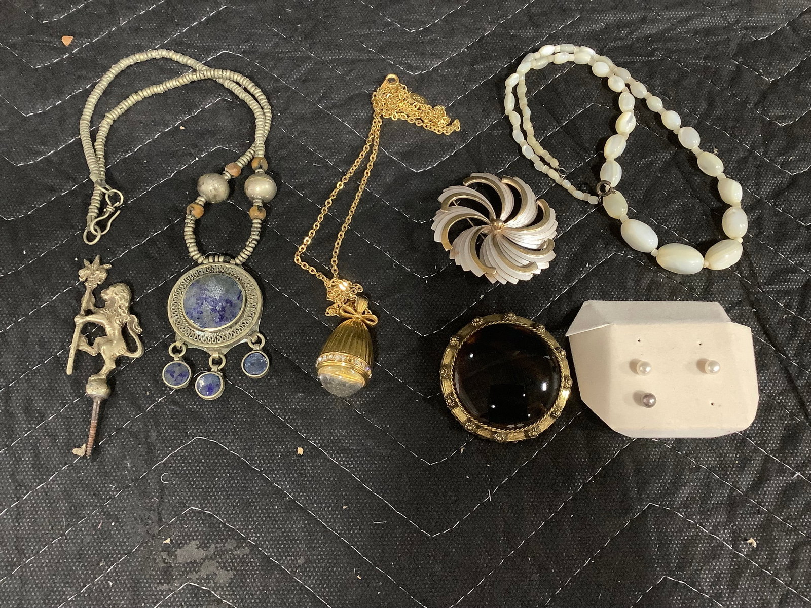 Vintage costume jewelry: Vintage costume jewelry