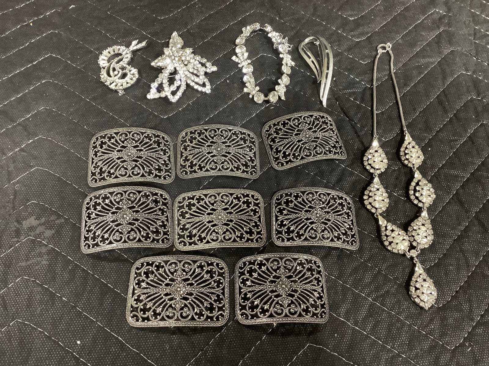 Vintage costume jewelry: Vintage costume jewelry