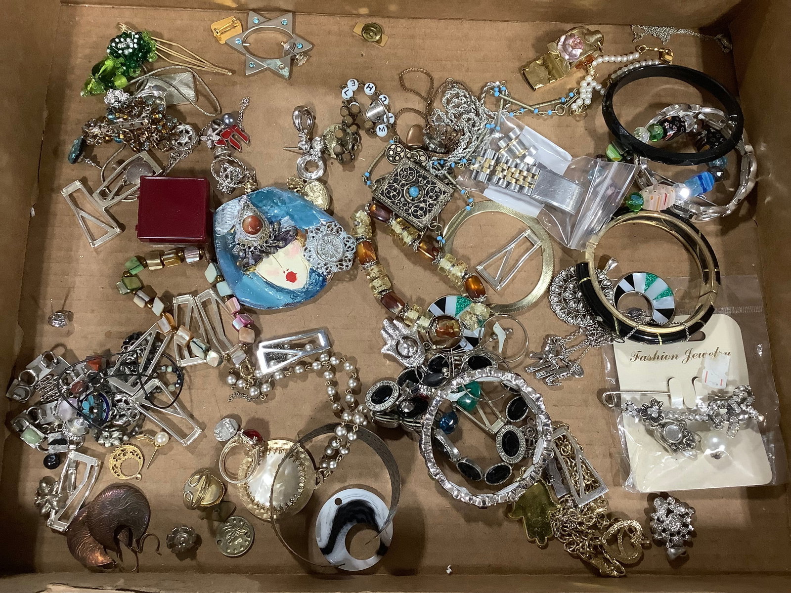 Vintage costume jewelry: Vintage costume jewelry