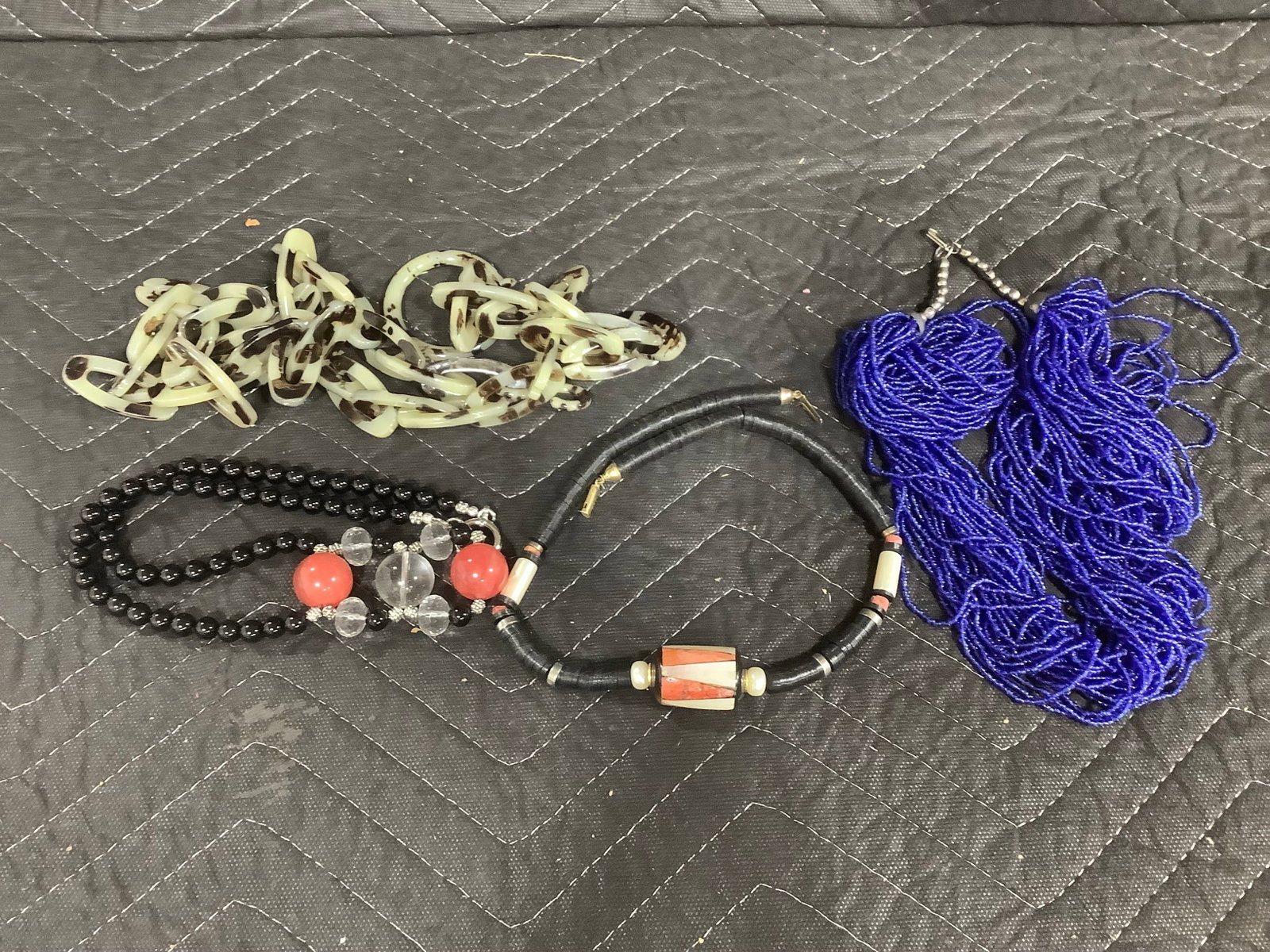 Vintage costume jewelry: Vintage costume jewelry