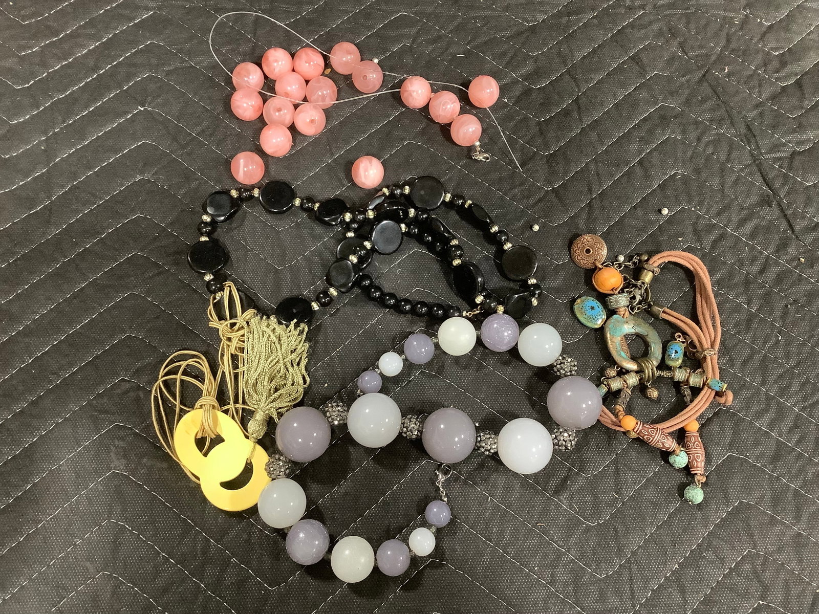 Vintage costume jewelry(one necklace needs repair): Vintage costume jewelry(one necklace needs repair)