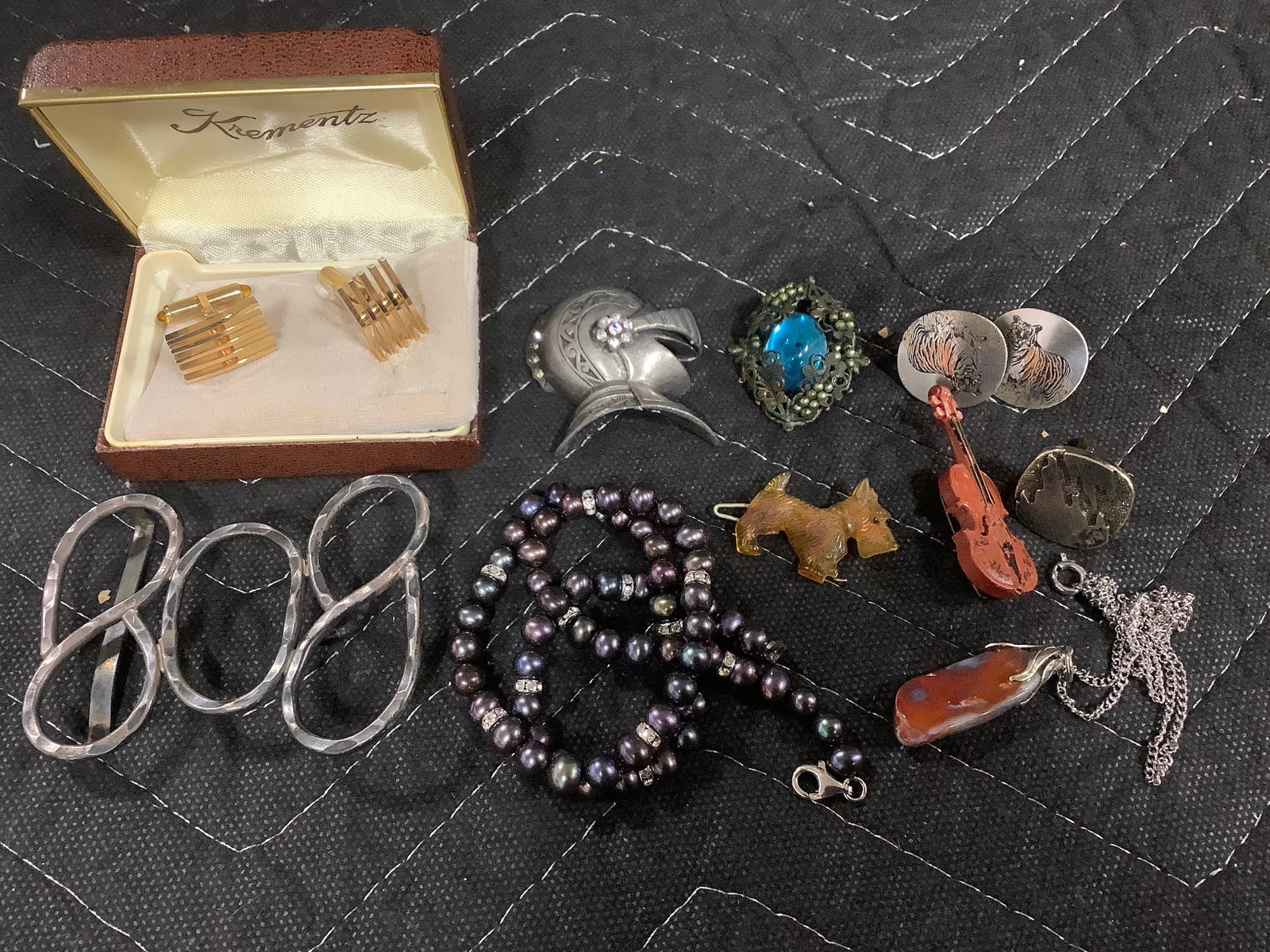 Vintage costume jewelry: Vintage costume jewelry