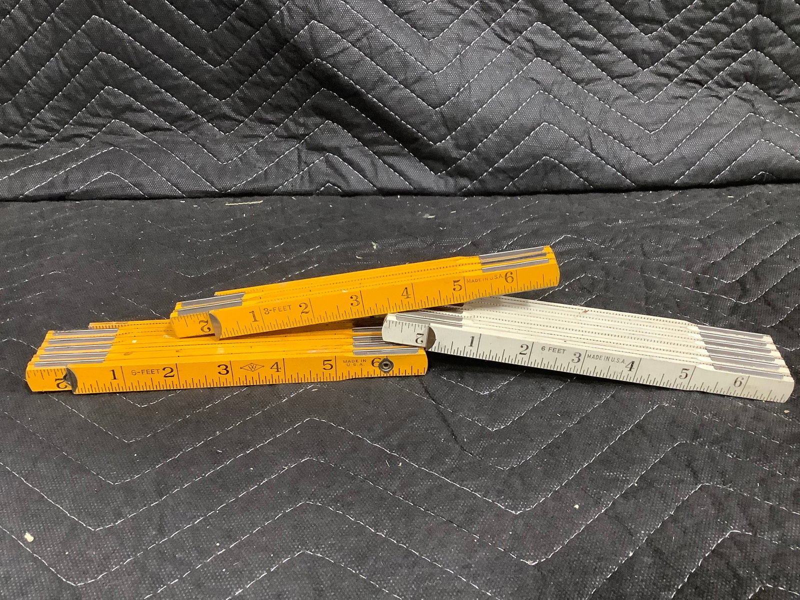 Foldable yard sticks: Foldable yard sticks
