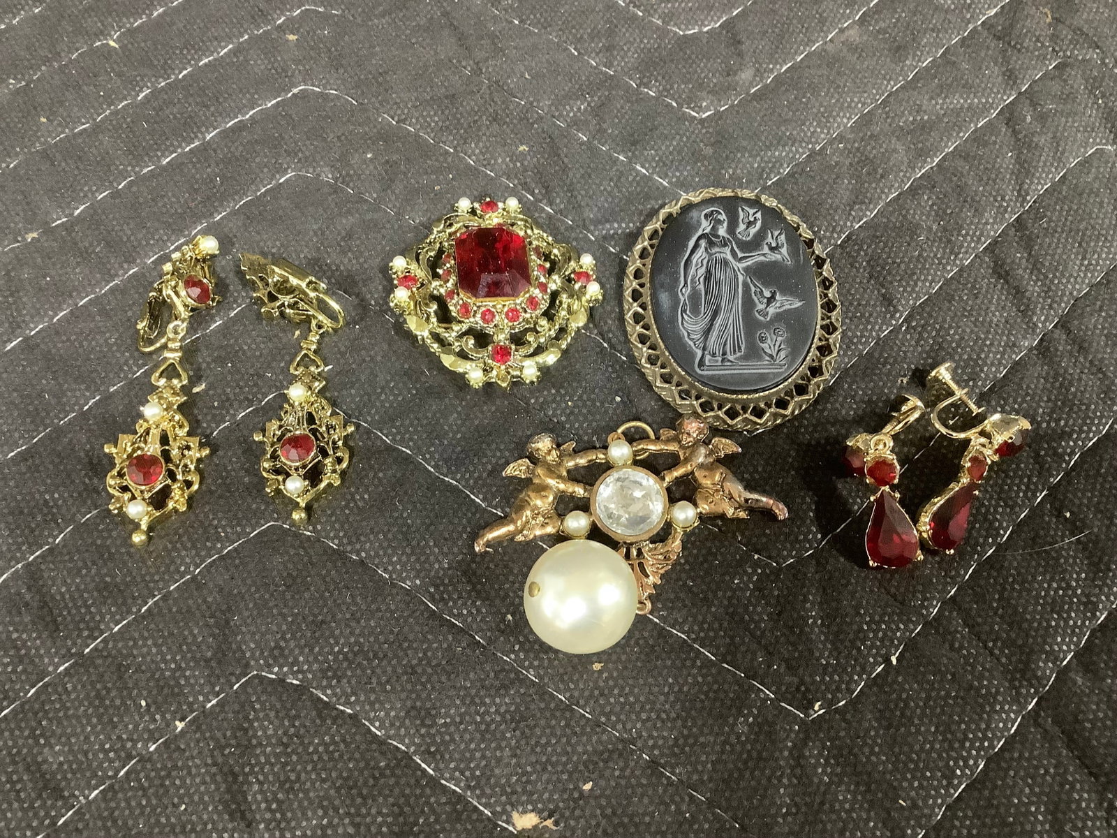 Vintage costume jewelry: Vintage costume jewelry