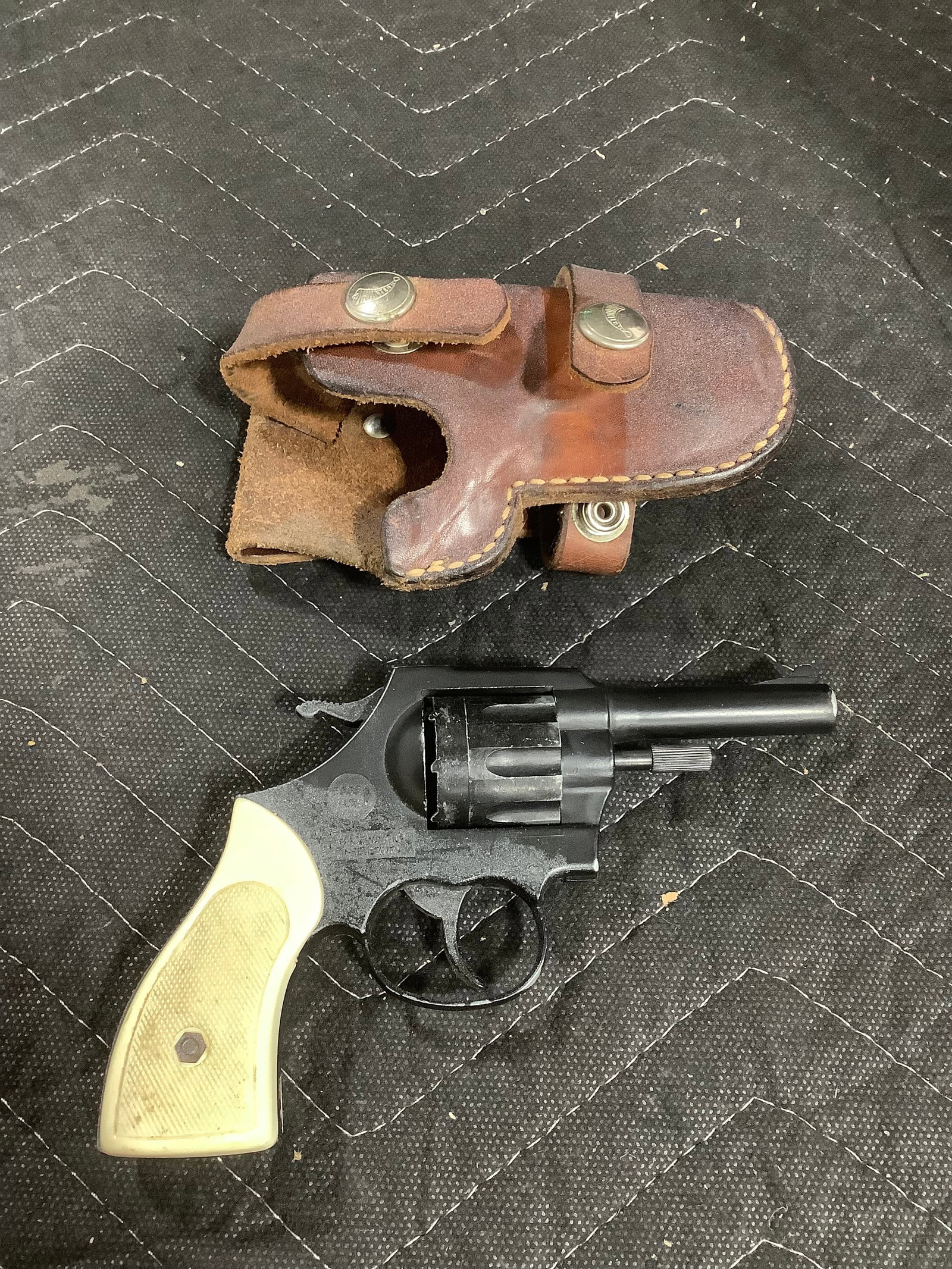 22 caliber starter pistol: 22 caliber starter pistol