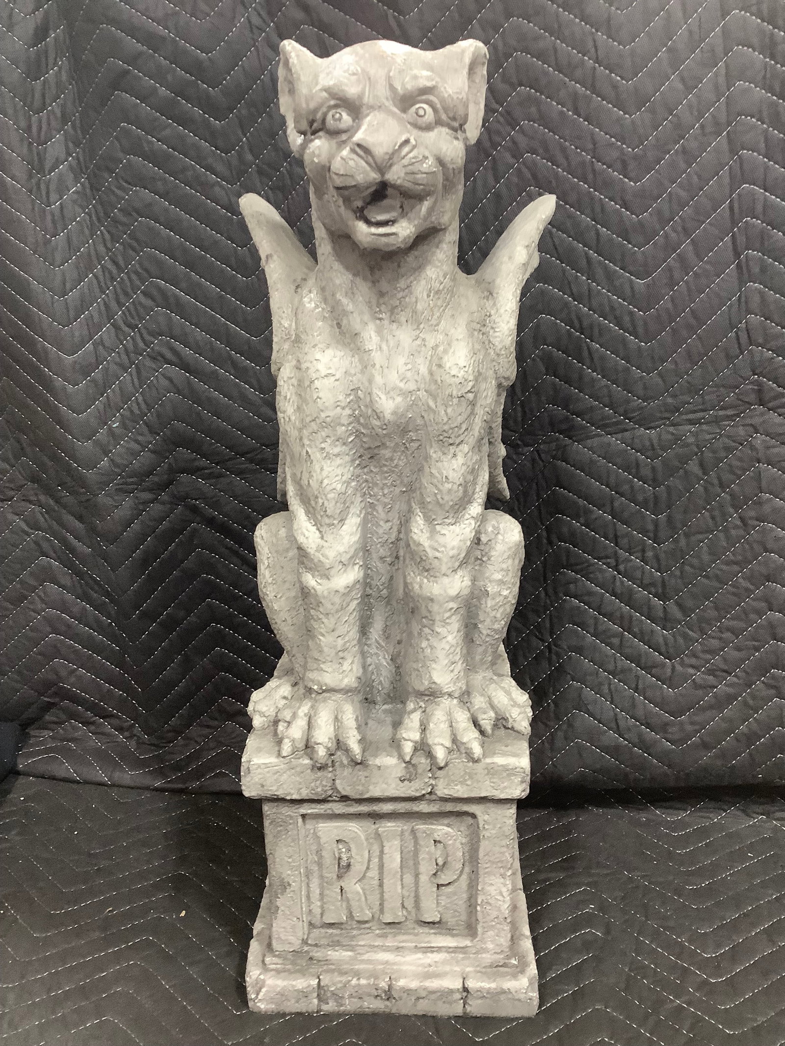 Grave and Bones Gryphon Statue (25in Tall) (1 of 1)
