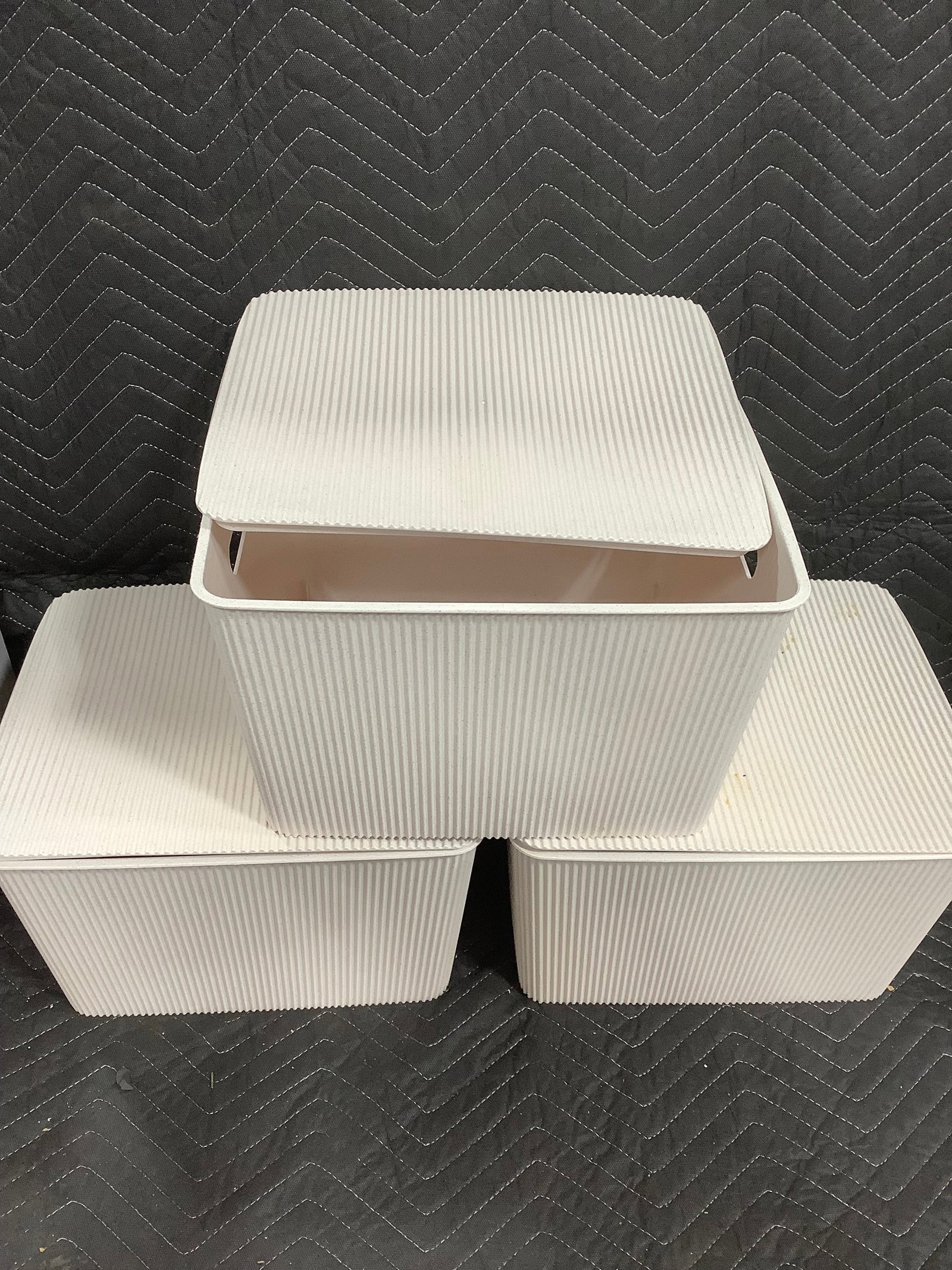 Plastic Lidded Storage Bins (9inx11.5inx14in): Plastic Lidded Storage Bins (9inx11.5inx14in)