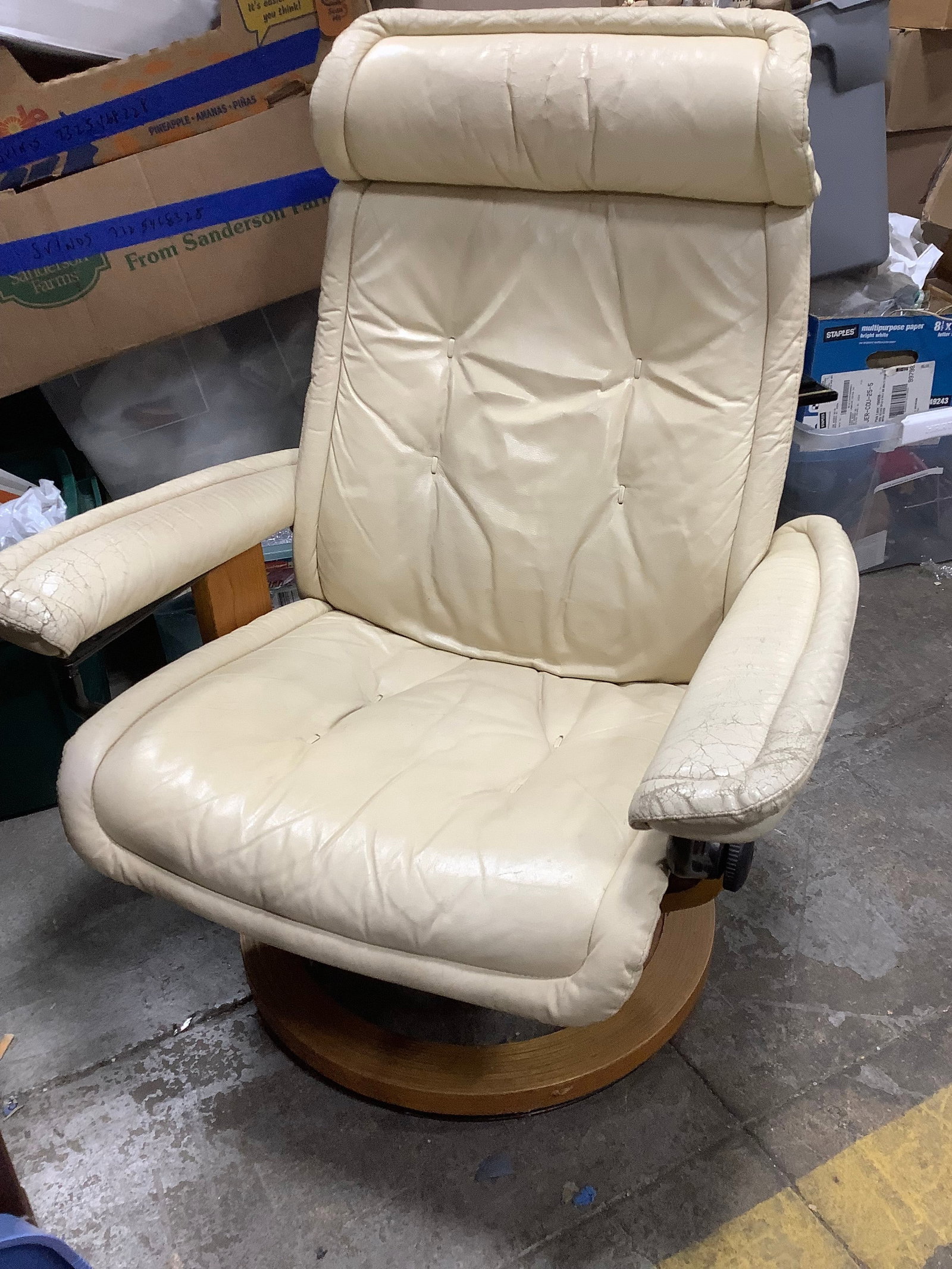 Vintage leather recliner chair: Vintage leather recliner chair