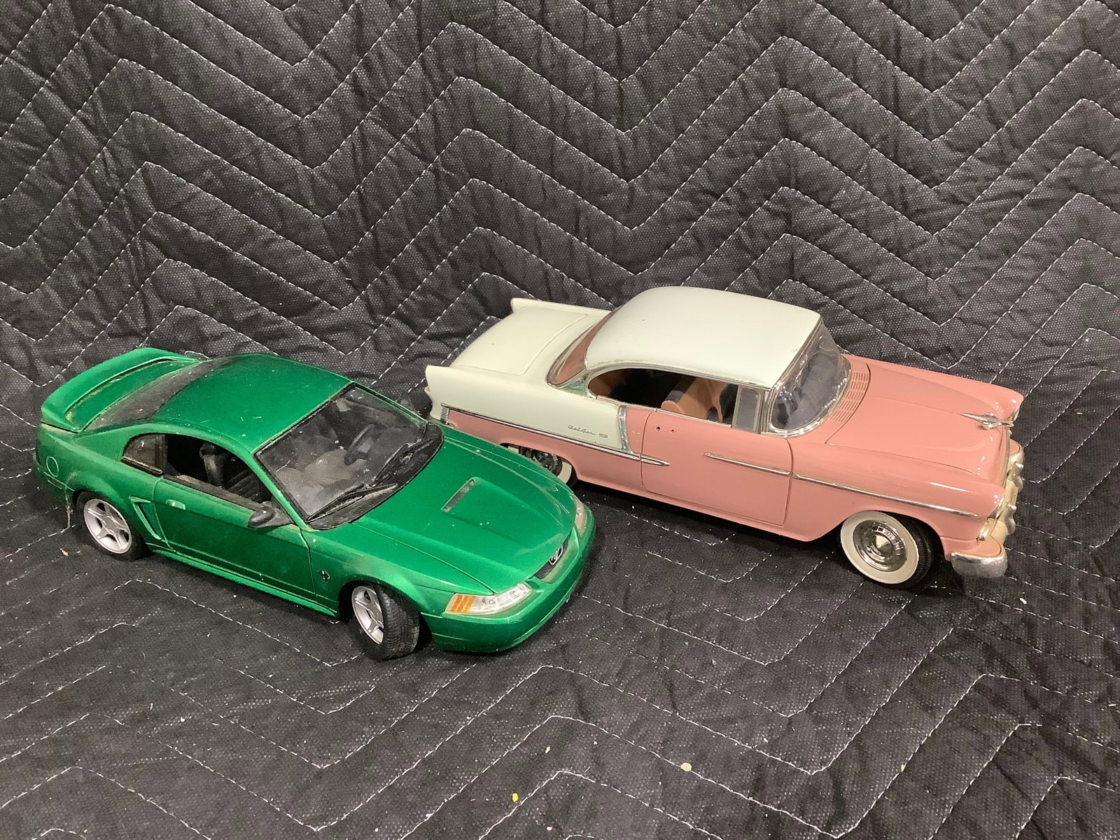 Maisto 1999 Mustang GT 1:18 and ERTL Chevrolet Bel Air 1955 1:18 collectible cars: Maisto 1999 Mustang GT 1:18 and ERTL Chevrolet Bel Air 1955 1:18 collectible cars