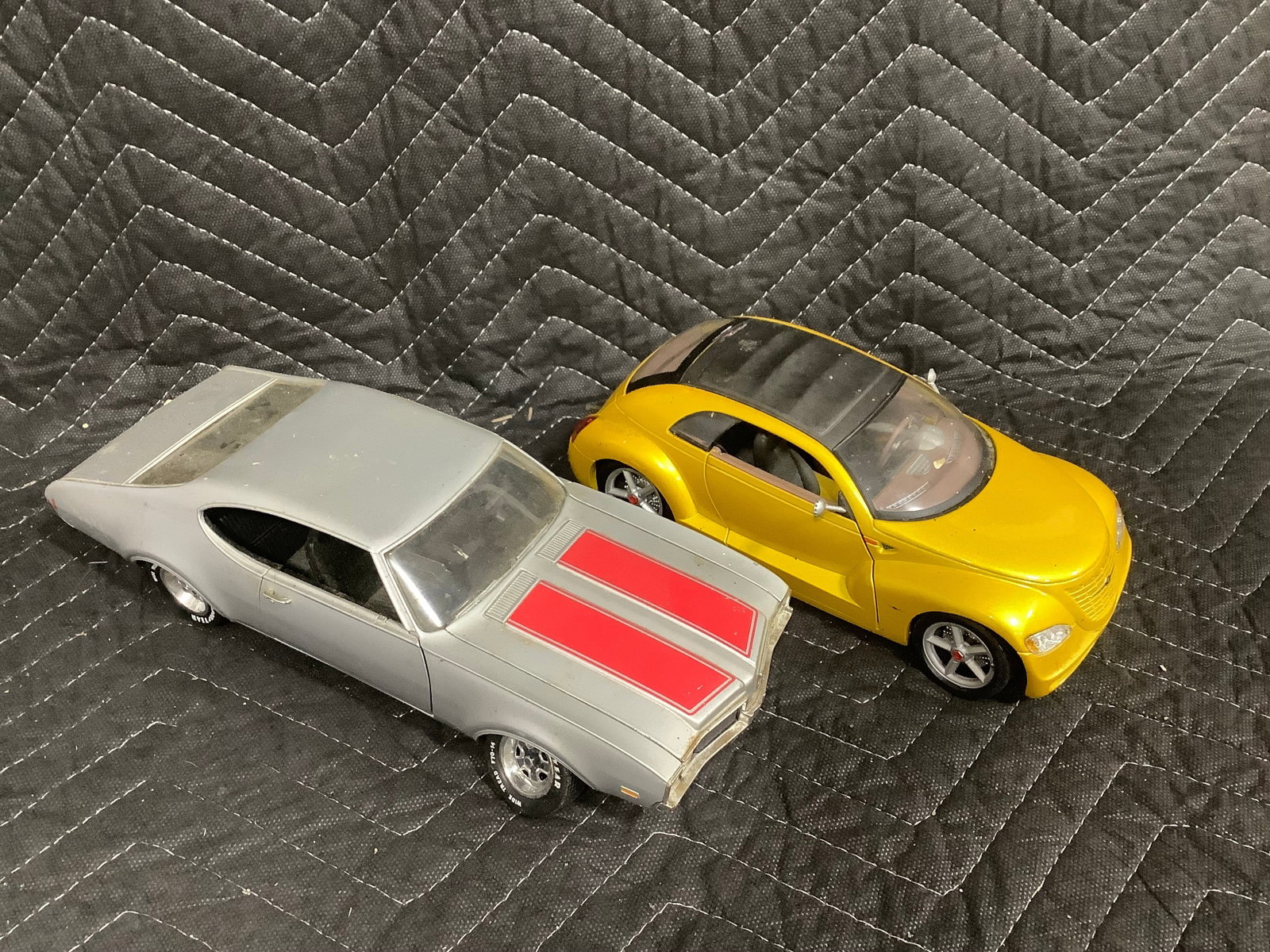 Maisto Chrysler Pronto Cruizer scale 1:18 and ERTL collectible cars (1 of 1)