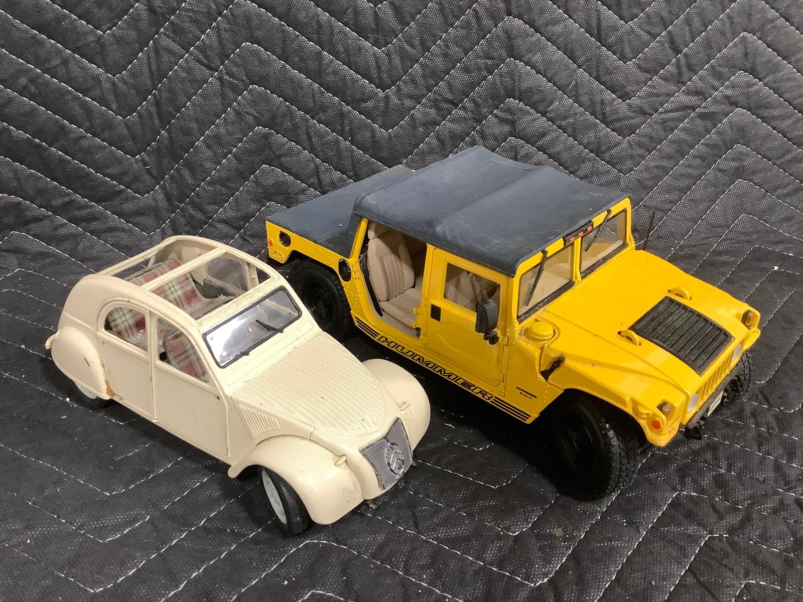 Maisto Hummer and Maisto 1952 Citroen 1:18 scale collectible cars: Maisto Hummer and Maisto 1952 Citroen 1:18 scale collectible cars