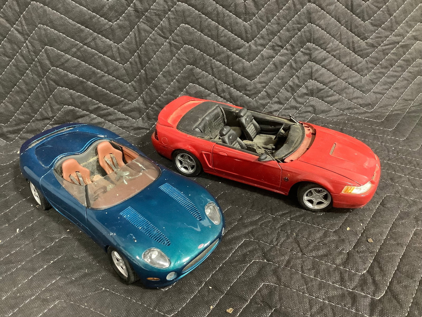 Maisto 1999 Mustang GT and Maisto Jaguar 1:18 collectible cars: Maisto 1999 Mustang GT and Maisto Jaguar 1:18 collectible cars
