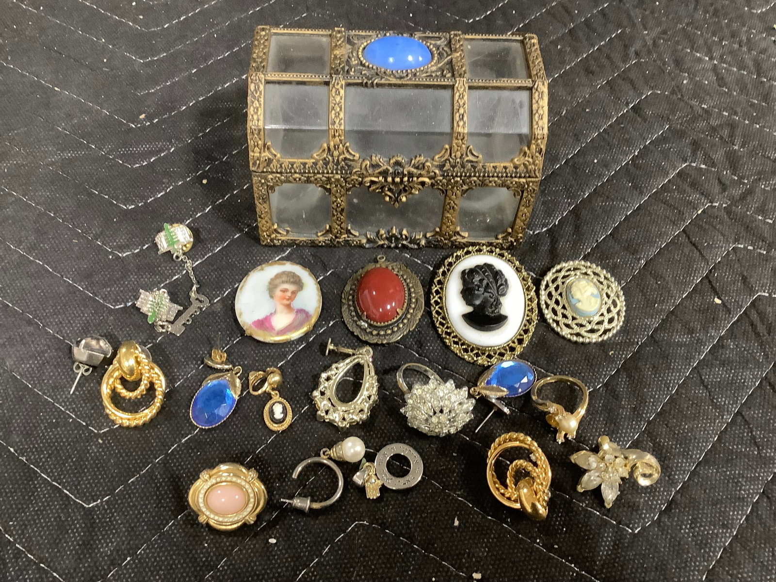 Costume jewelry and vintage jewelry case: Costume jewelry and vintage jewelry case