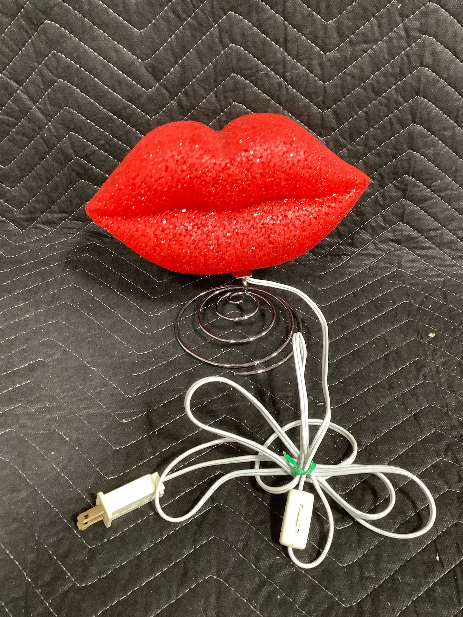 Pop art style red lip lamp (1 of 1)