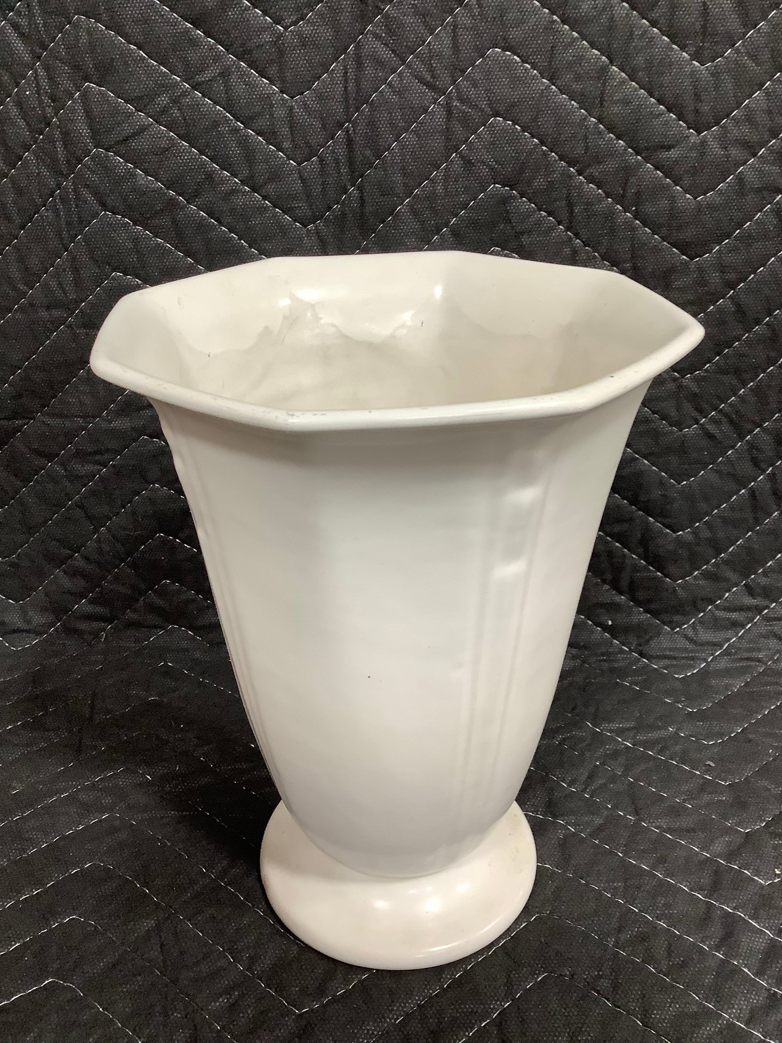 Roseville Pottery Vase (8.5in Tall): Roseville Pottery Vase (8.5in Tall)