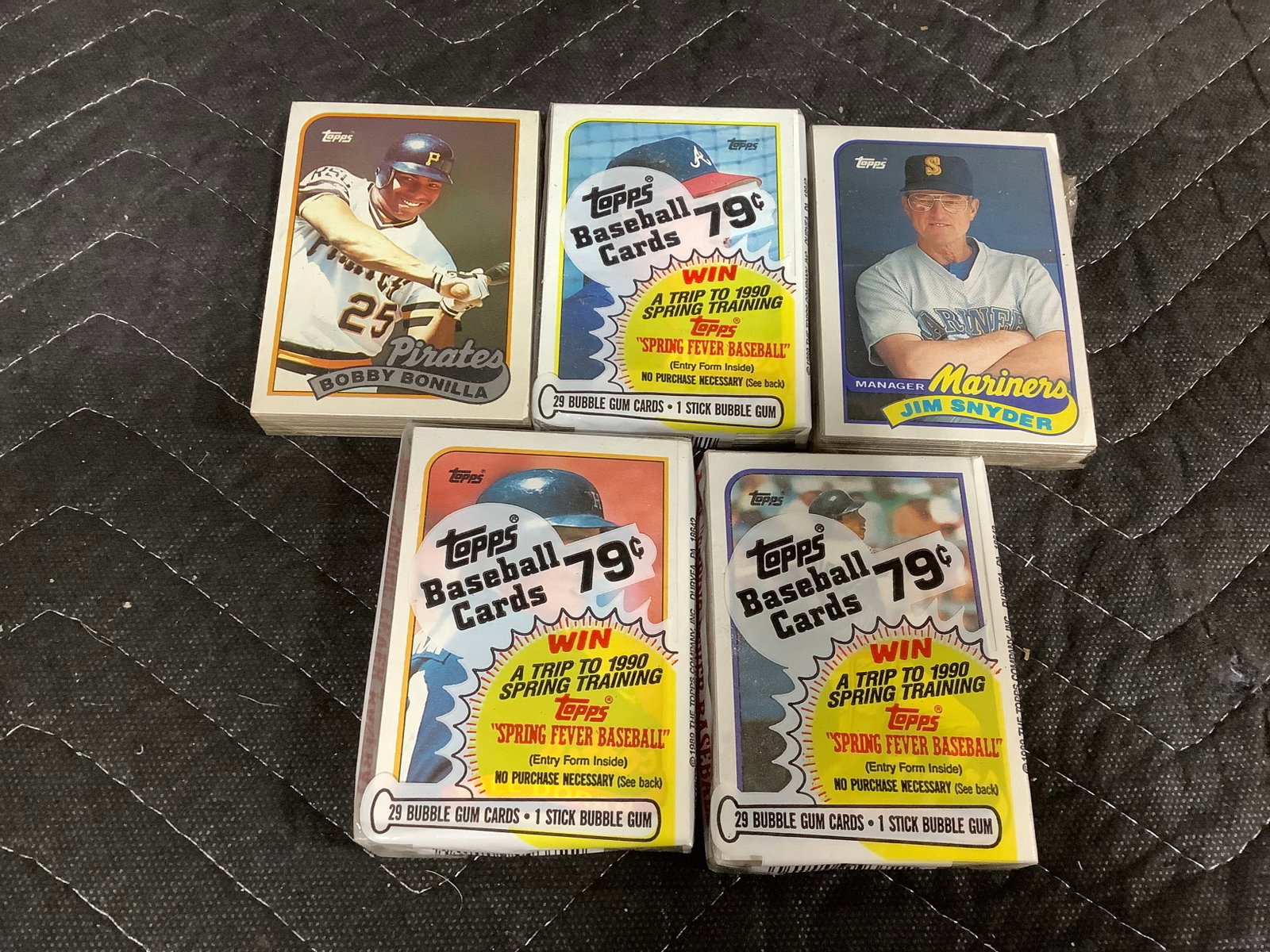 Various collectible baseball cards: Various collectible baseball cards