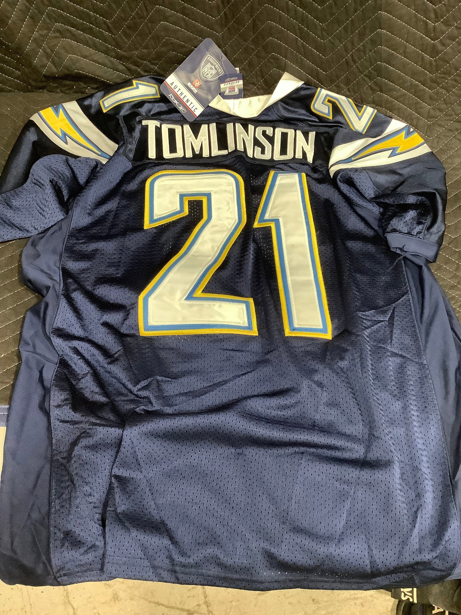 San Diego Chargers LaDainian Tomlinson jersey shirt(size 50): San Diego Chargers LaDainian Tomlinson jersey shirt(size 50)