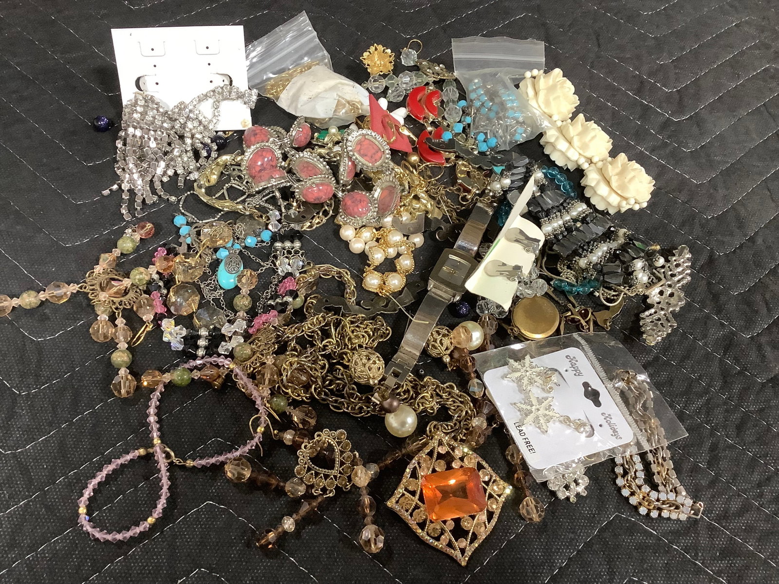 Costume jewelry: Costume jewelry