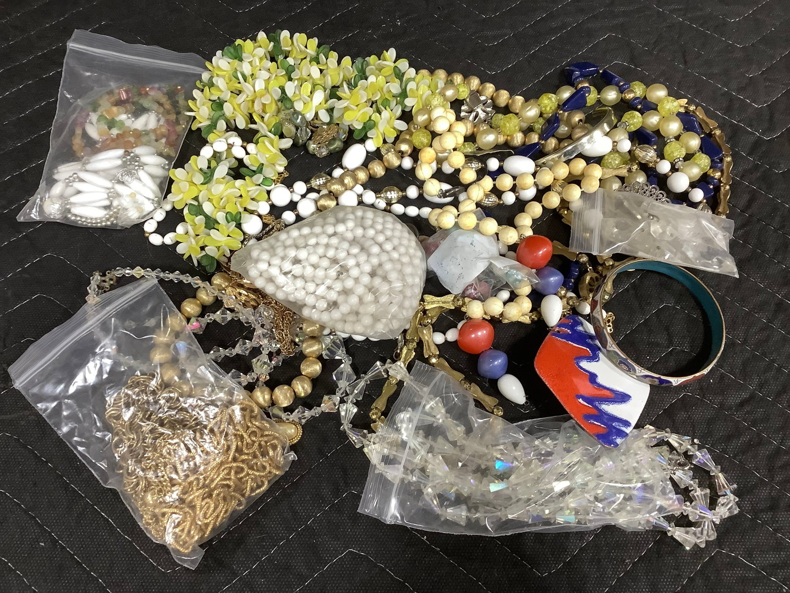 Costume jewelry: Costume jewelry